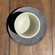 Tasse blanche en céramique indonésienne et soucoupe grise
