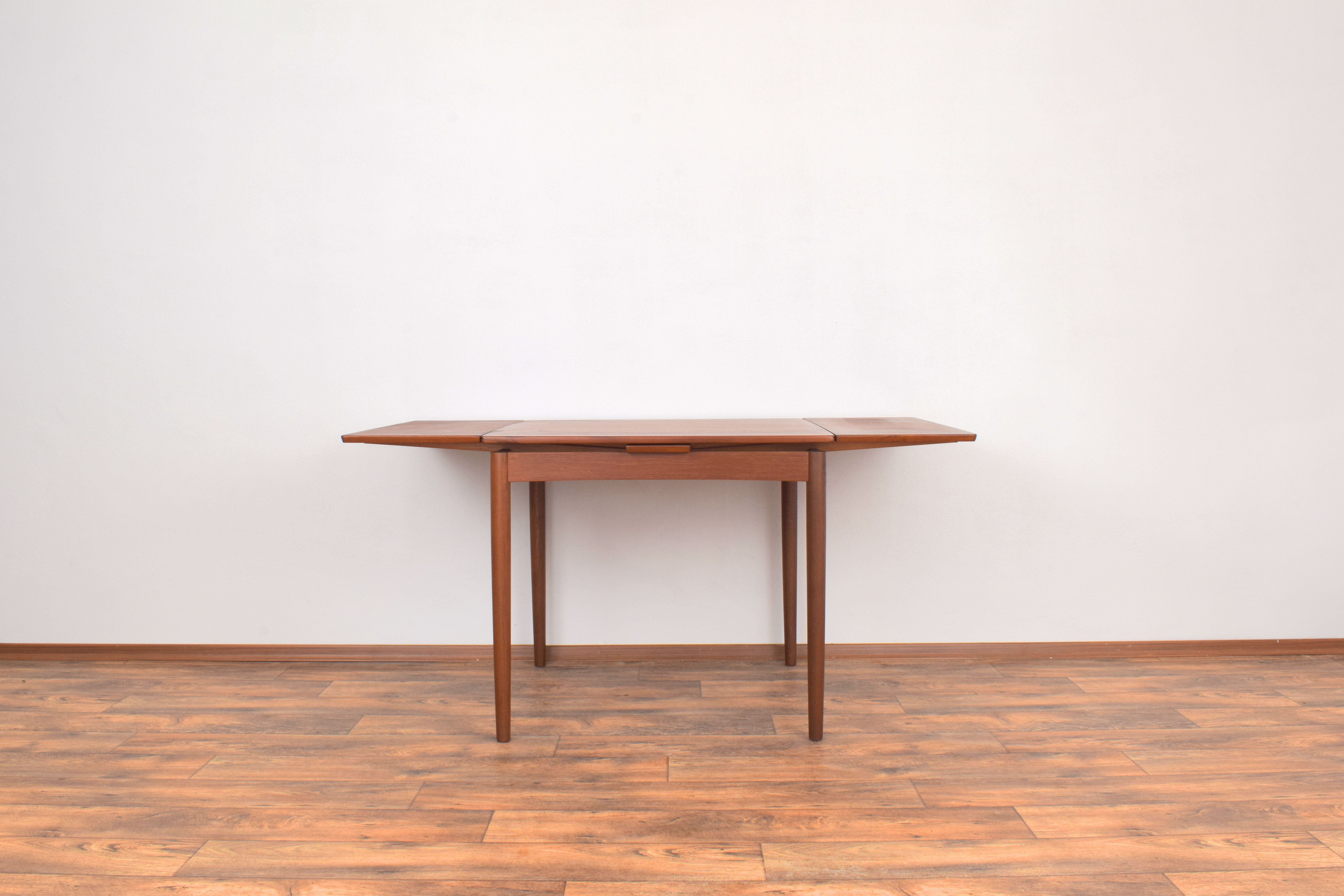 Mid-Century Danish Teak Extendable Dining Table from Hundevad & Co., 1960s.