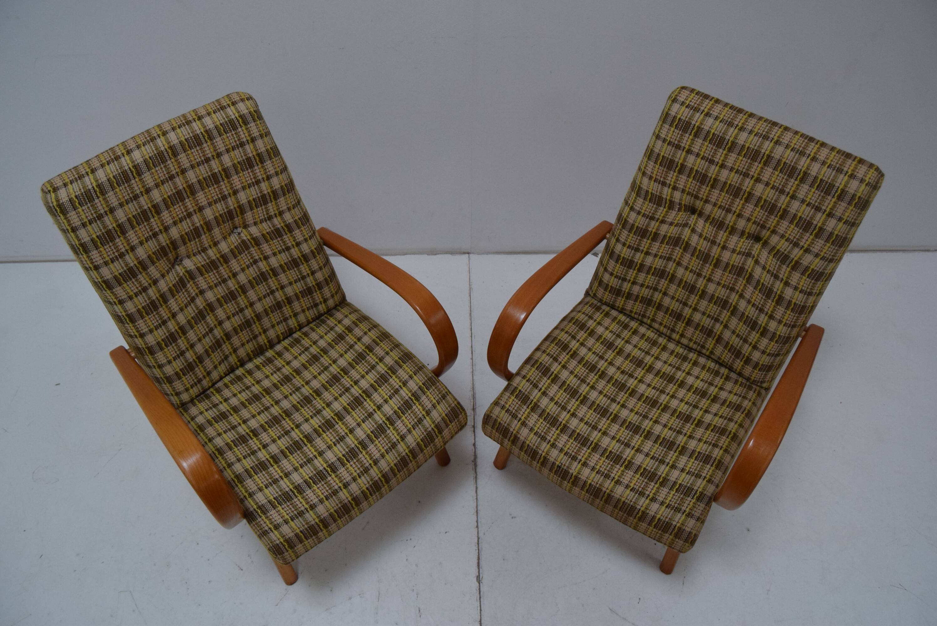 Set of two armchairs by Jaroslav Šmídek for TON, 1960s.