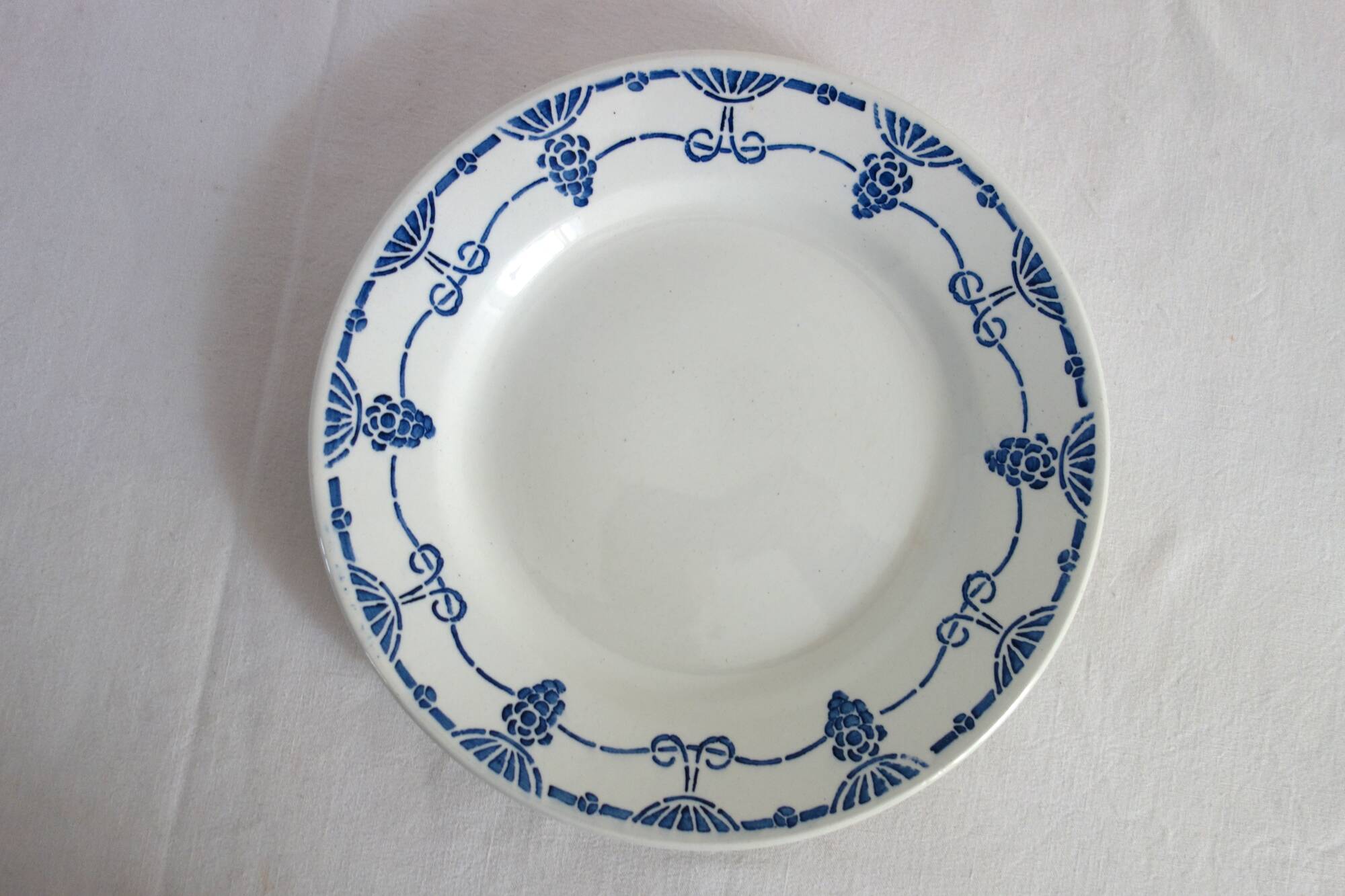 8 dinner plates with vintage Louvois model Nouvelles Galeries dish