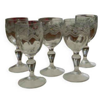 Lot de 5 petits verres gravés à porto ou liqueur en verre.