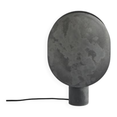 Lampe de table en aluminium, oxydée, œuvre contemporaine.