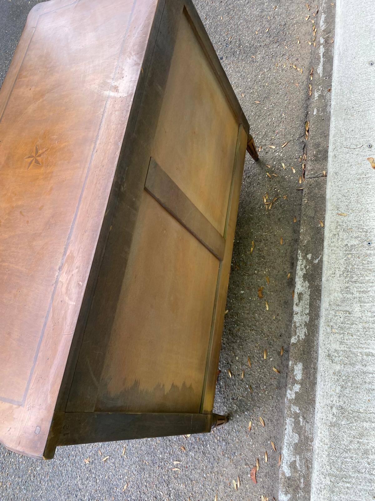 Commode Louis XVI en marqueterie et placage d'amarante/merisier 1950