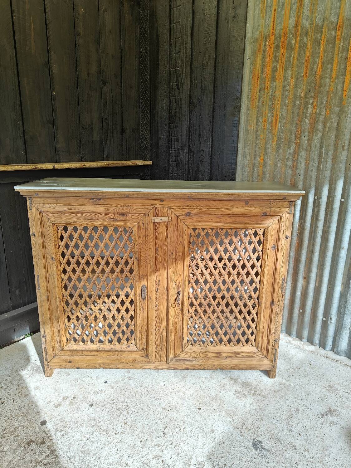 Support buffet in solid pine, zinc top, late 19th century.