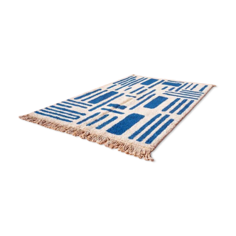 Handmade pure wool rug, size 200 x 300 cm.