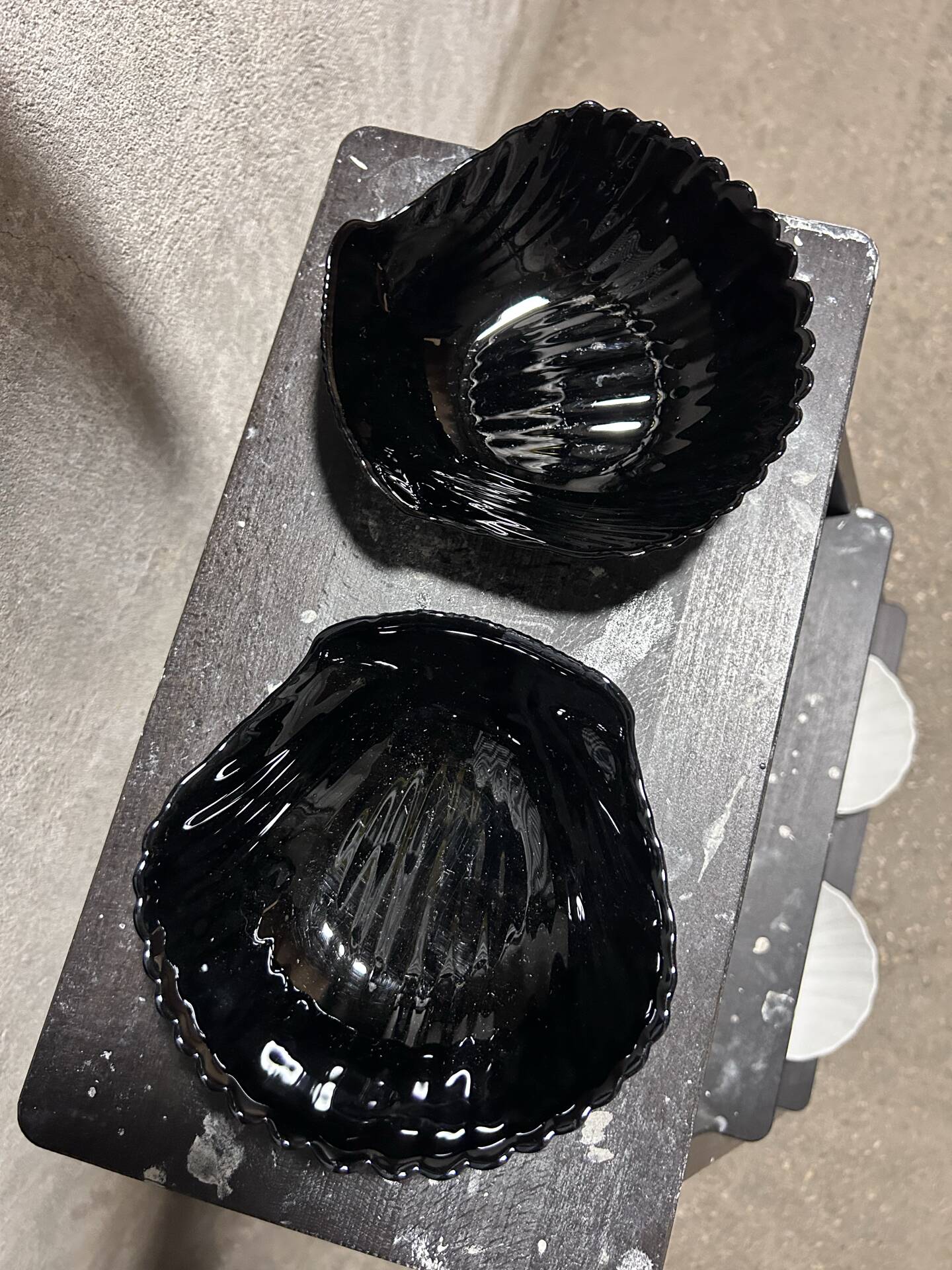 2 black shell cups