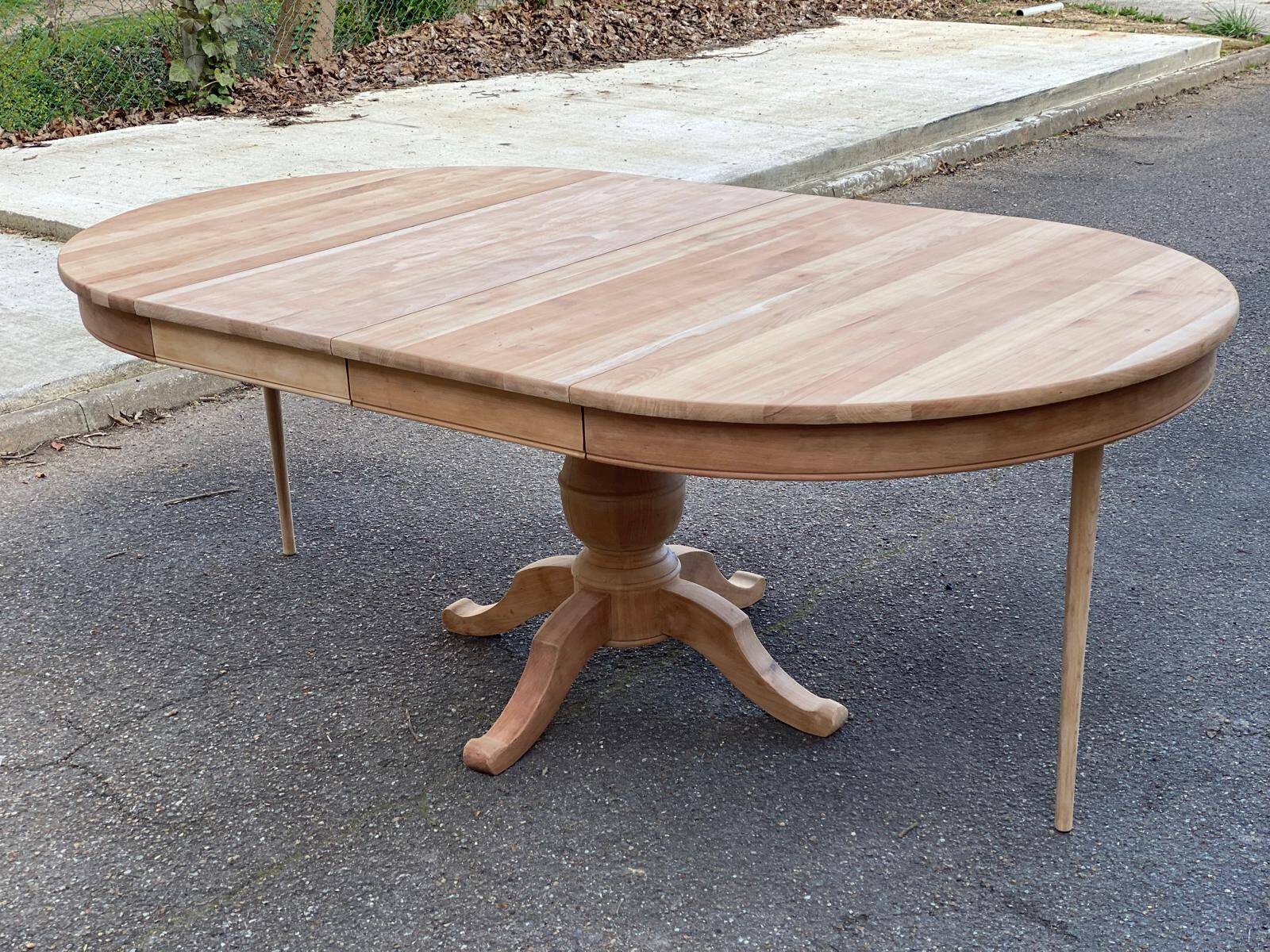 Extendable round dining table with central leg, renovated in raw oak, 210cm