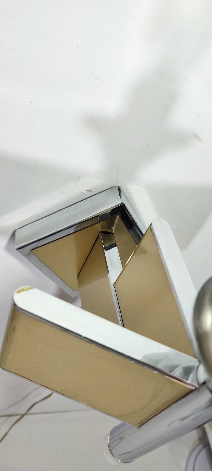 Lámpara de pared metálica. Italia, 1970s.