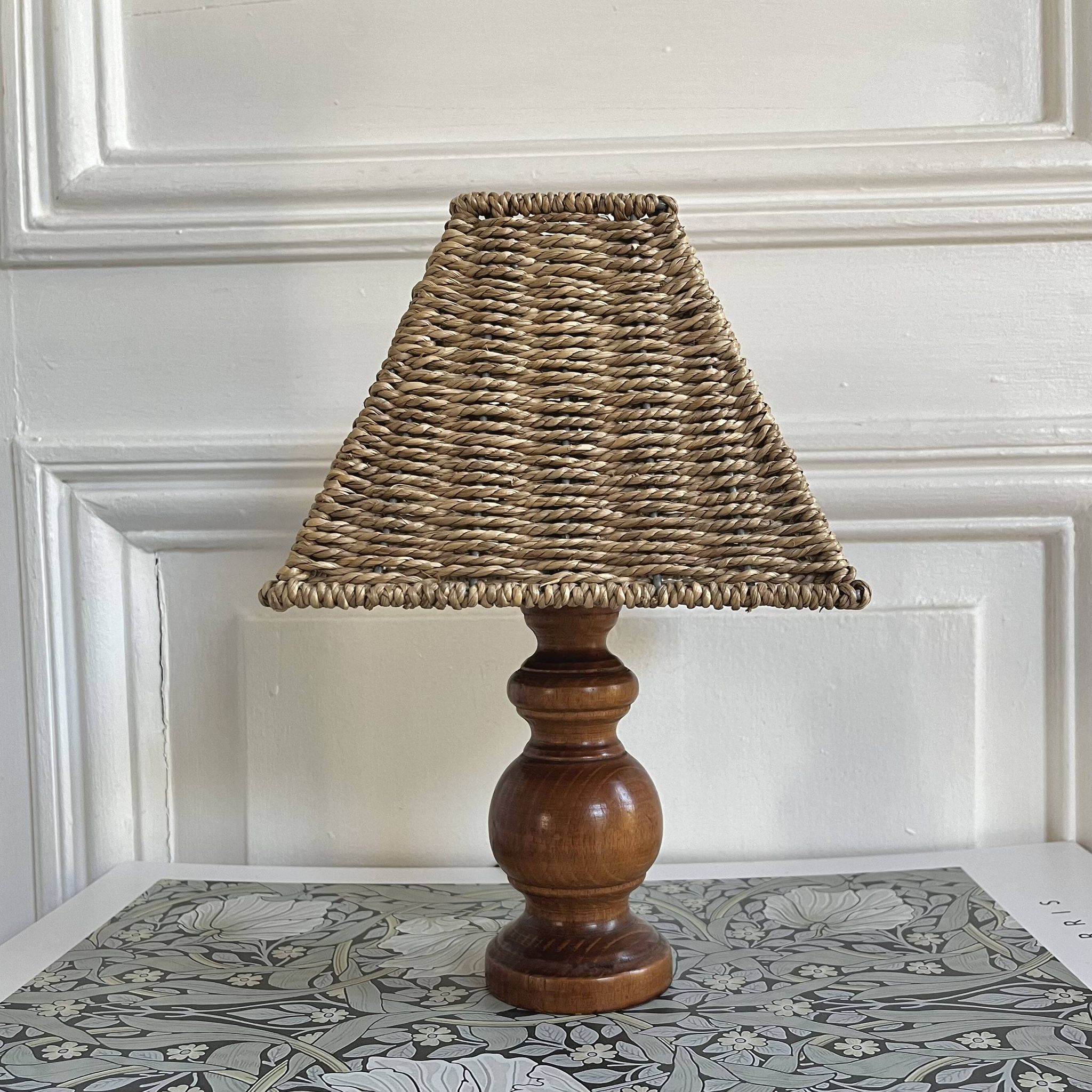 Lampe en bois, abat-jour corde, années 70