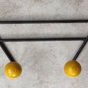 Deux porte manteaux boules vintage métal et bois
