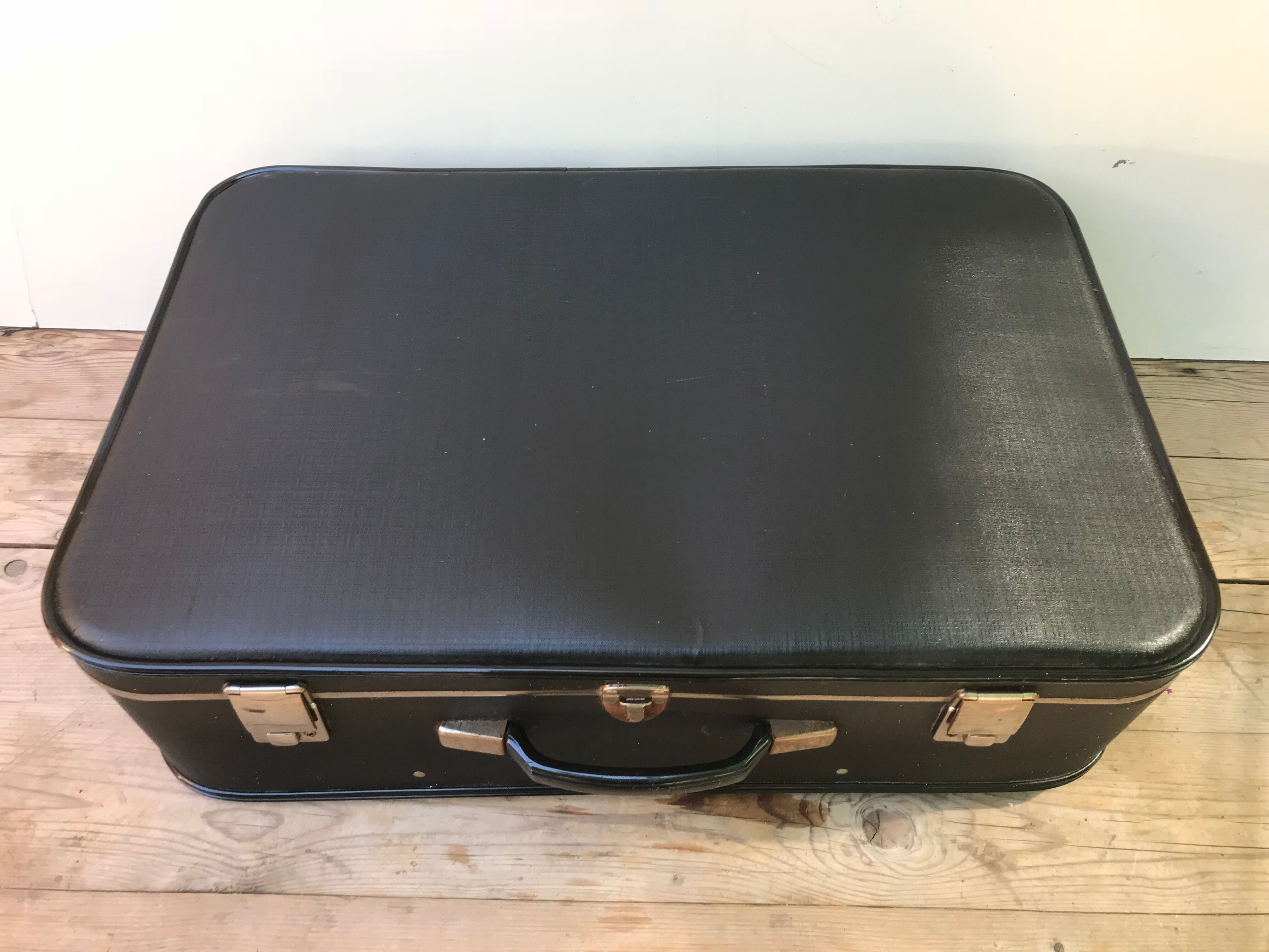 Old black suitcase with reinforcements & vintage bakelite handleOld suitcase black travel trunk + backup & handle bakelite vintage