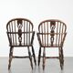 Ensemble antique anglais de 2 chaises Windsor avec du caractère, belle coloration.