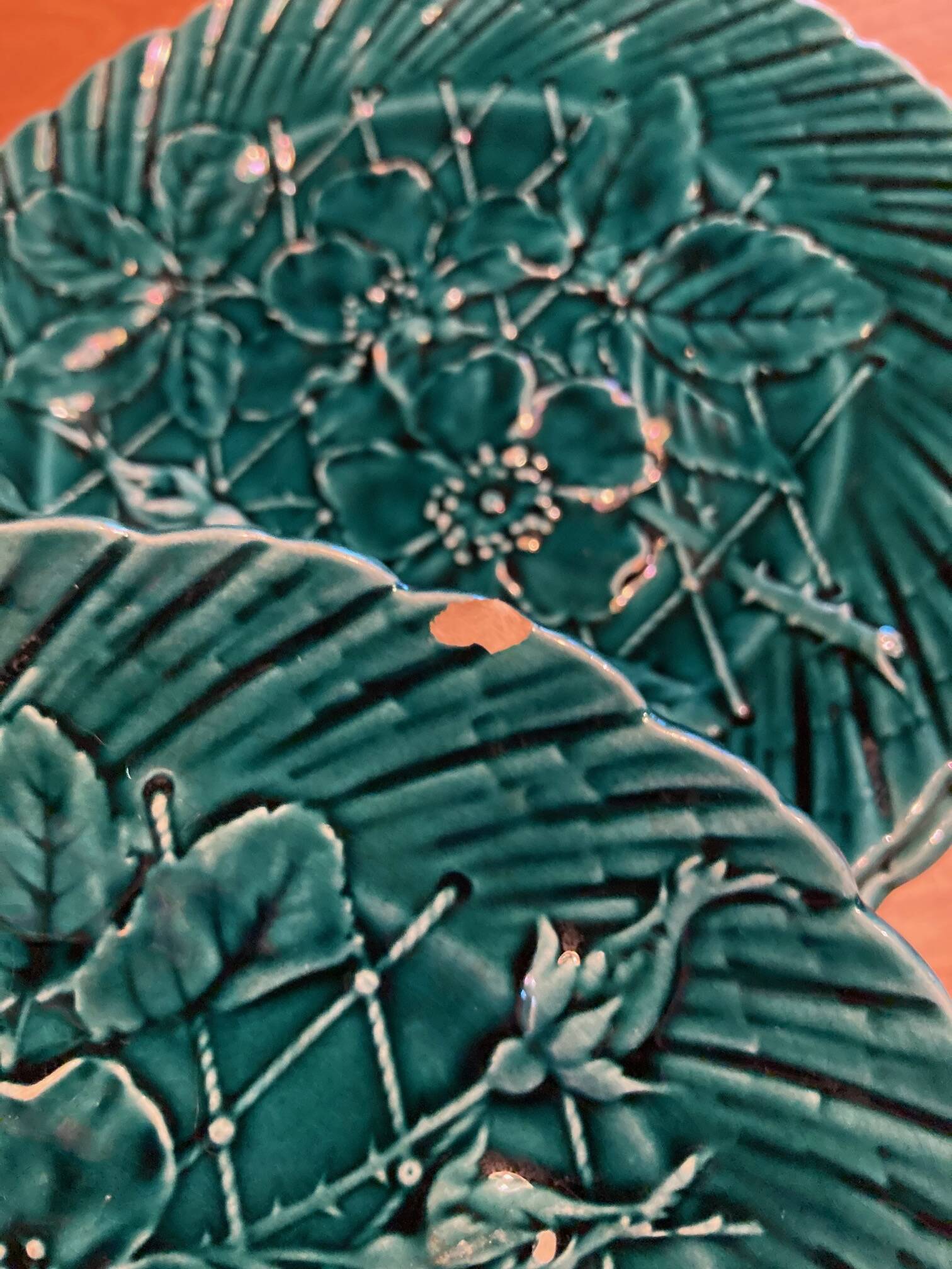 Set of 10 green earthenware dessert plates with a finely embossed floral pattern