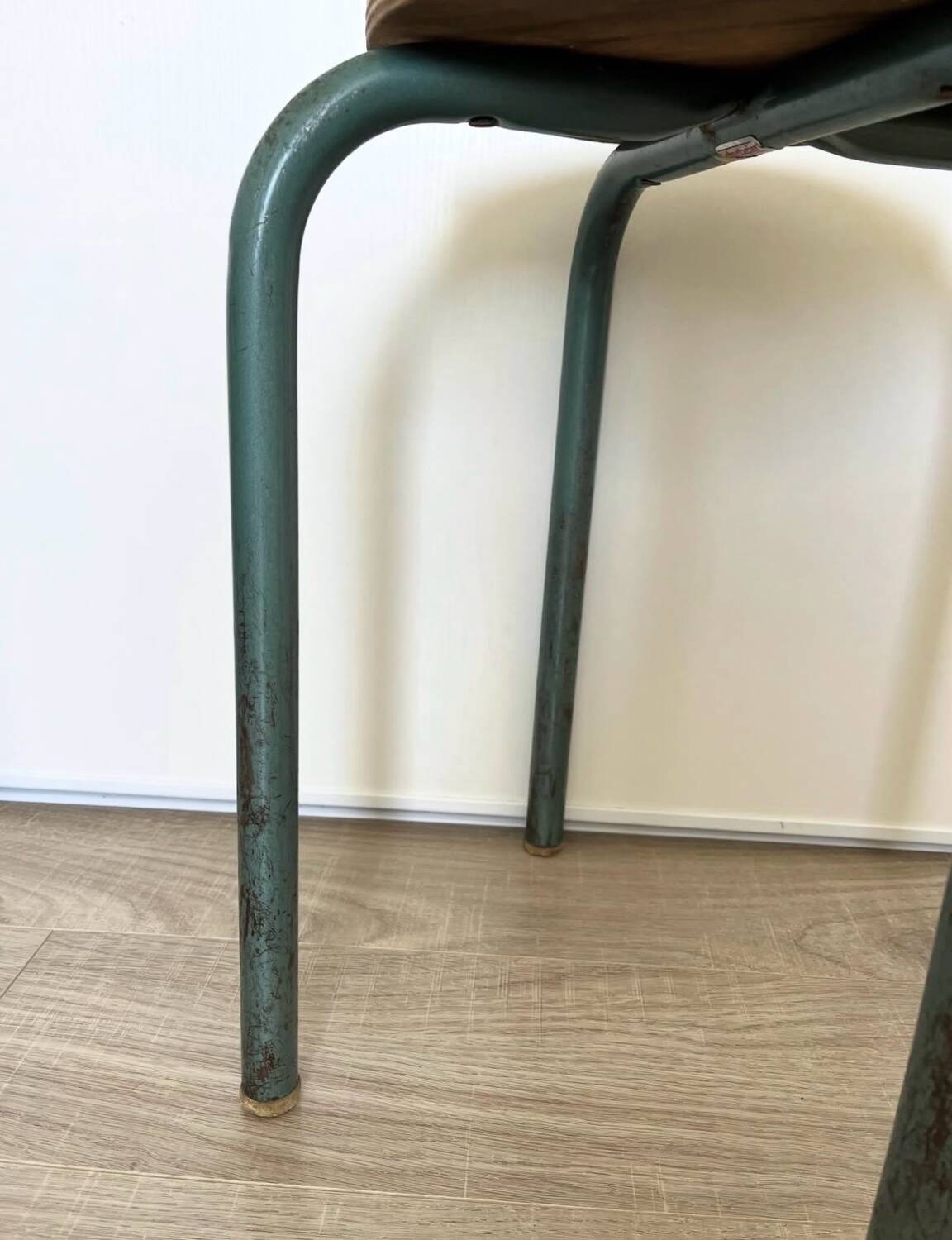 Wooden stool with metal tubes