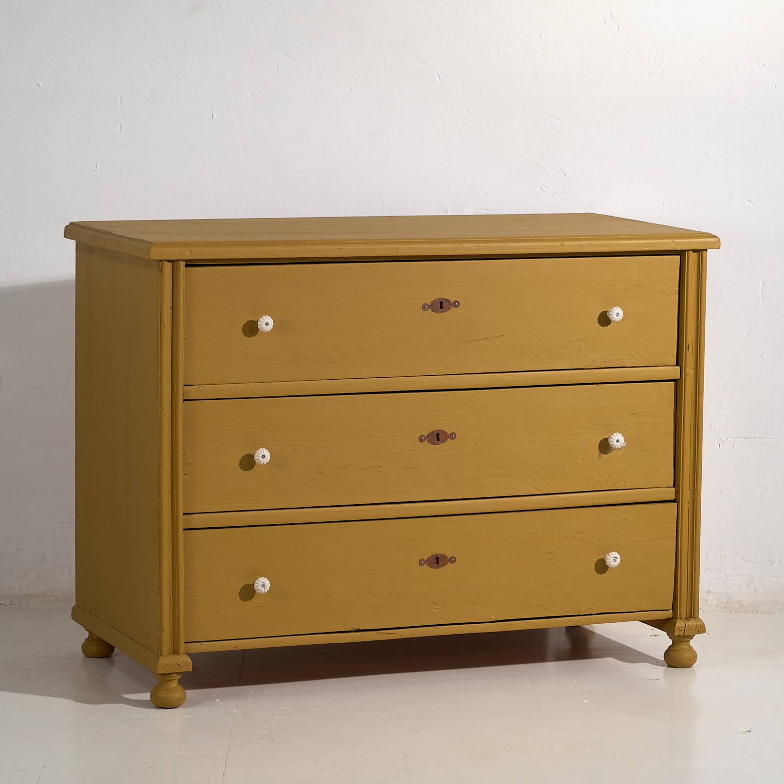 Antique mustard yellow chest of drawers (circa 1920)