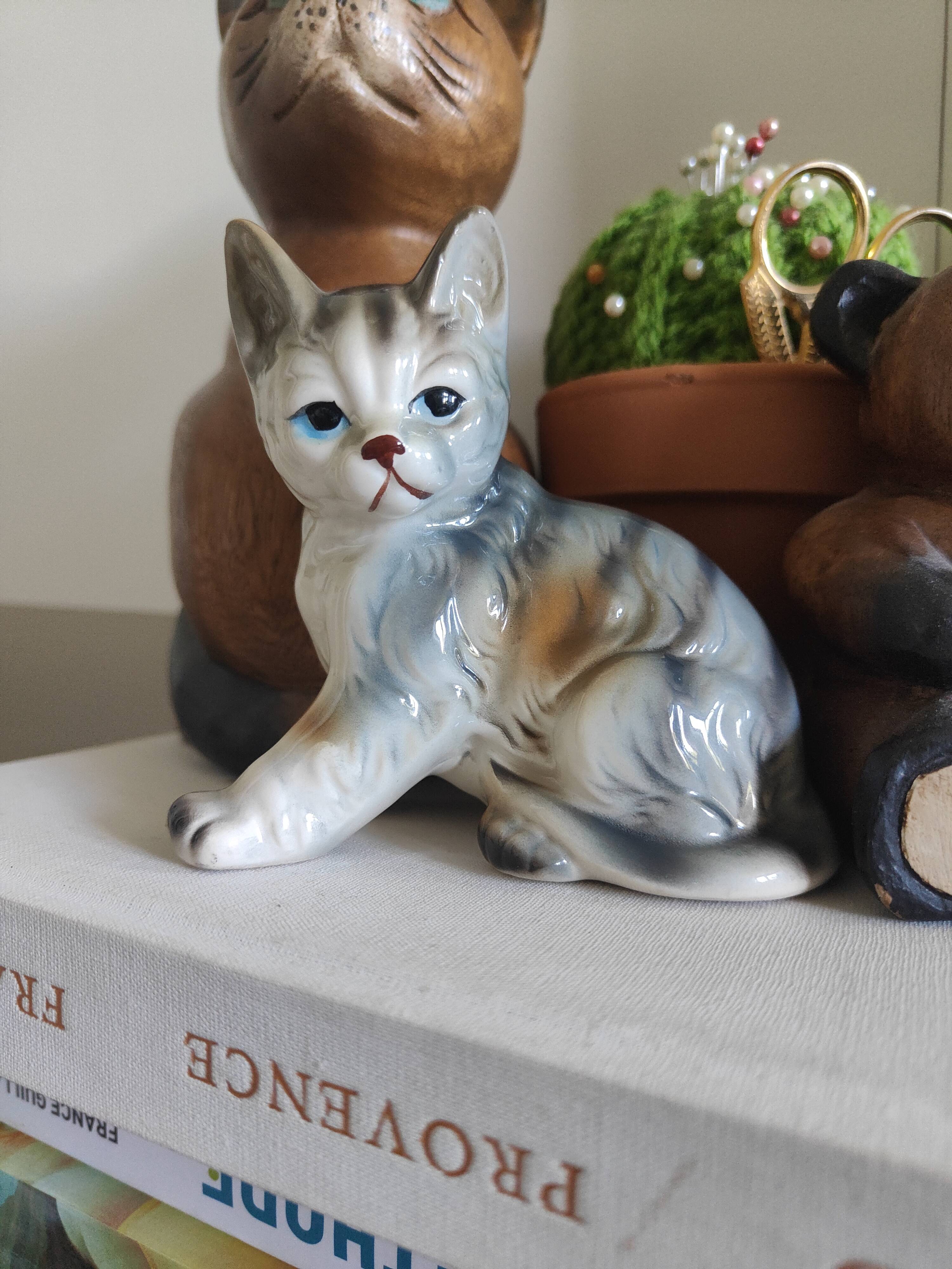 Figurine, Cat statuette, in old 20th century enameled ceramic. Animal figurine, vintage feline