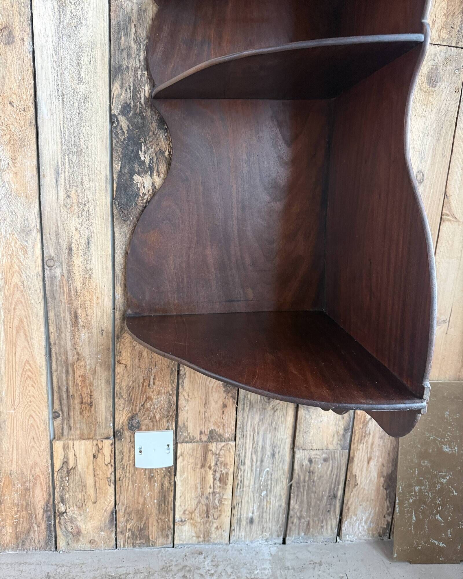 Grande étagère d’angle ancien e