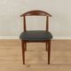 Chaise "corne de vache"  en noyer et similicuir noir