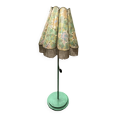 Lampadaire mid-century vert en plastique et bois, abat-jour corail à frange (années 1950)