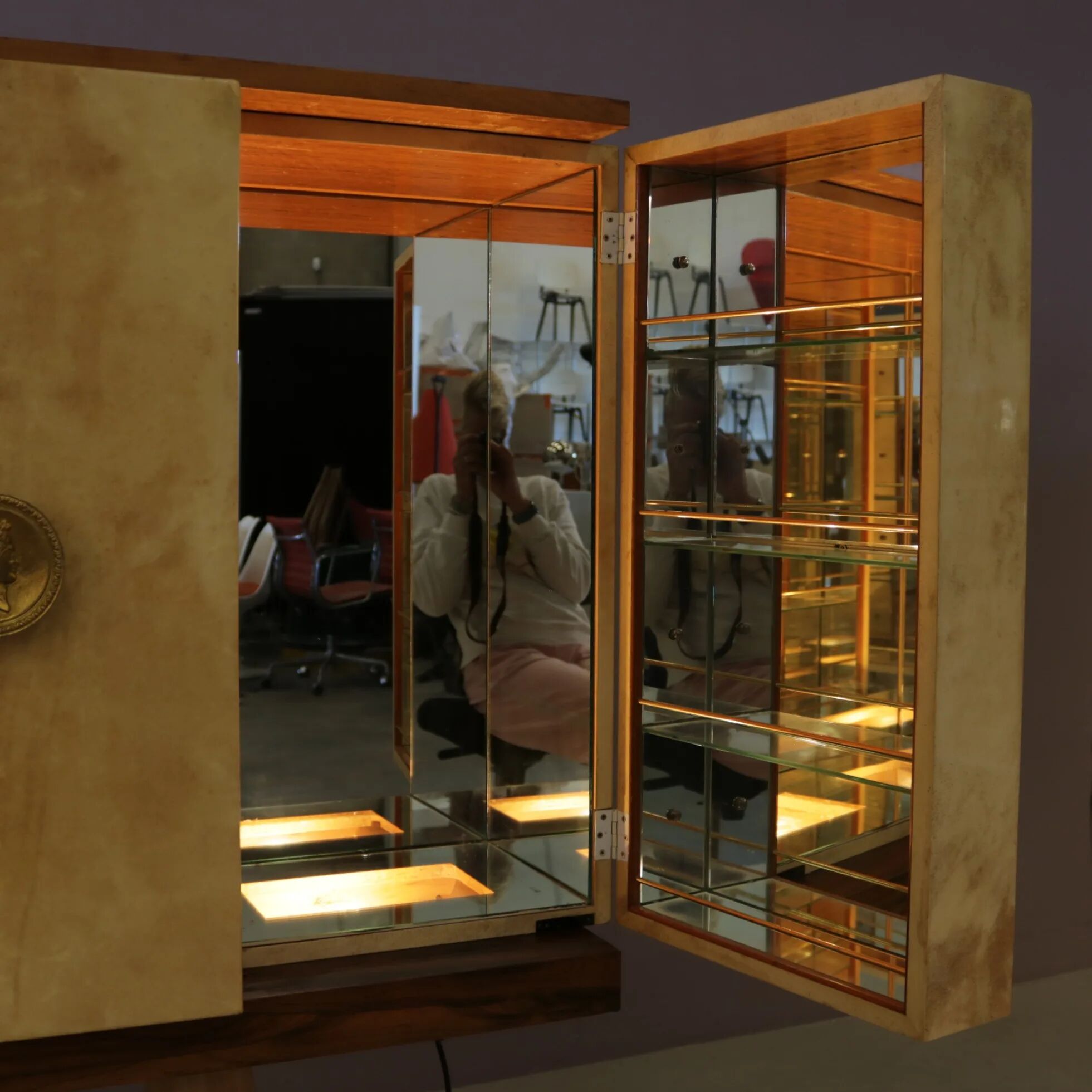 Cabinet de bar Aldo Tura en peau de chèvre sur piédestal, années 1960