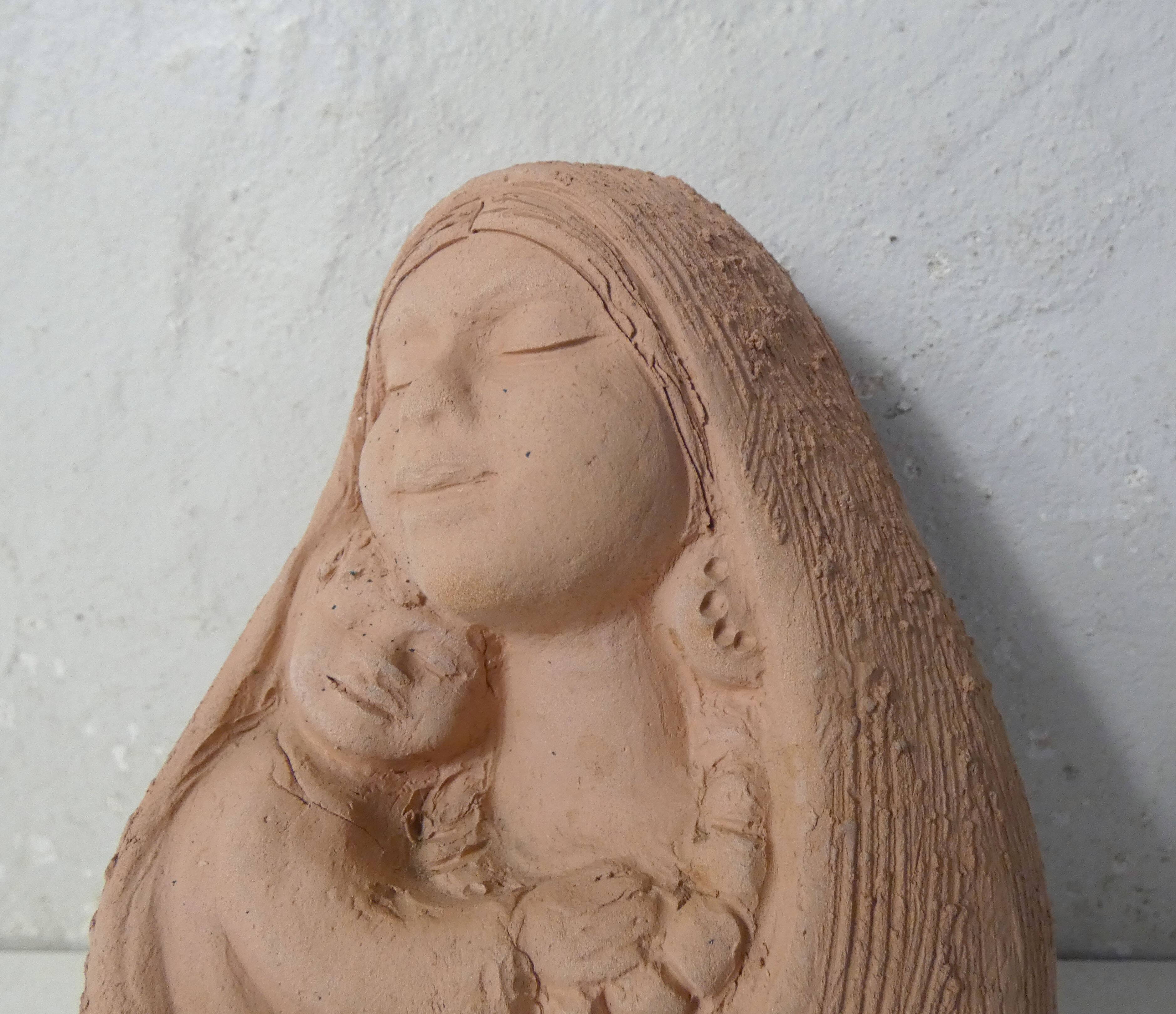 Sculpture mère à l'enfant en terre cuite
