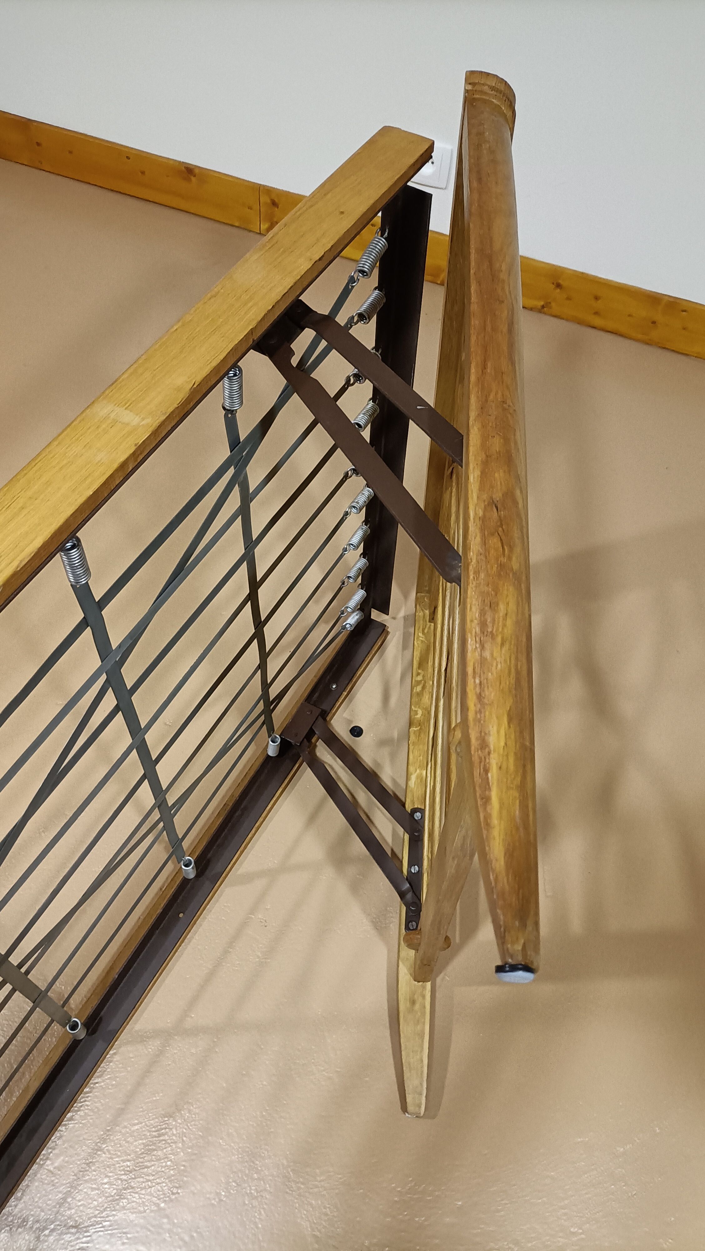 Vintage pull-out beds with cross-beams