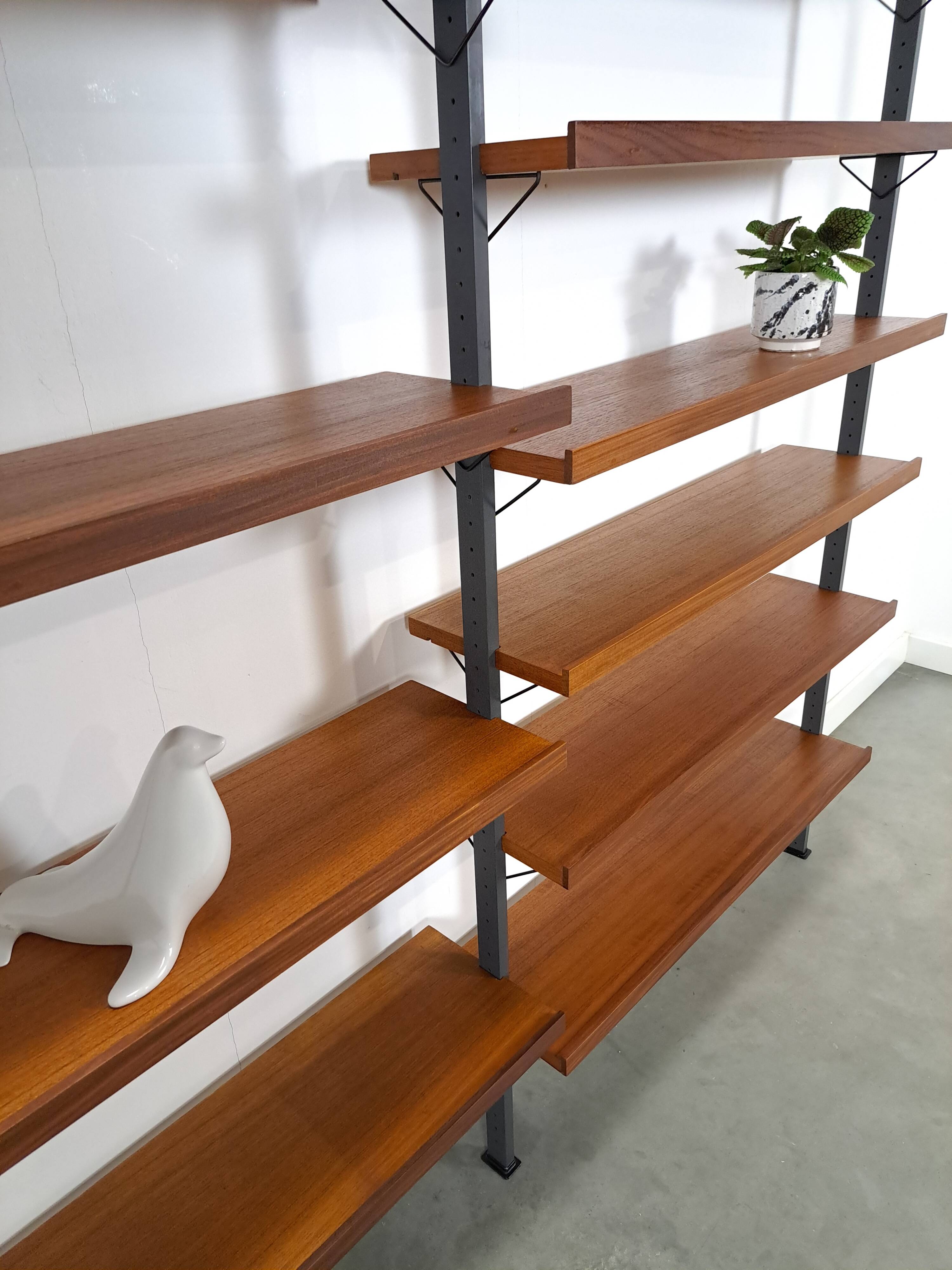 Mid Century Olof Pira Zweden teak modulair LP wandsysteem