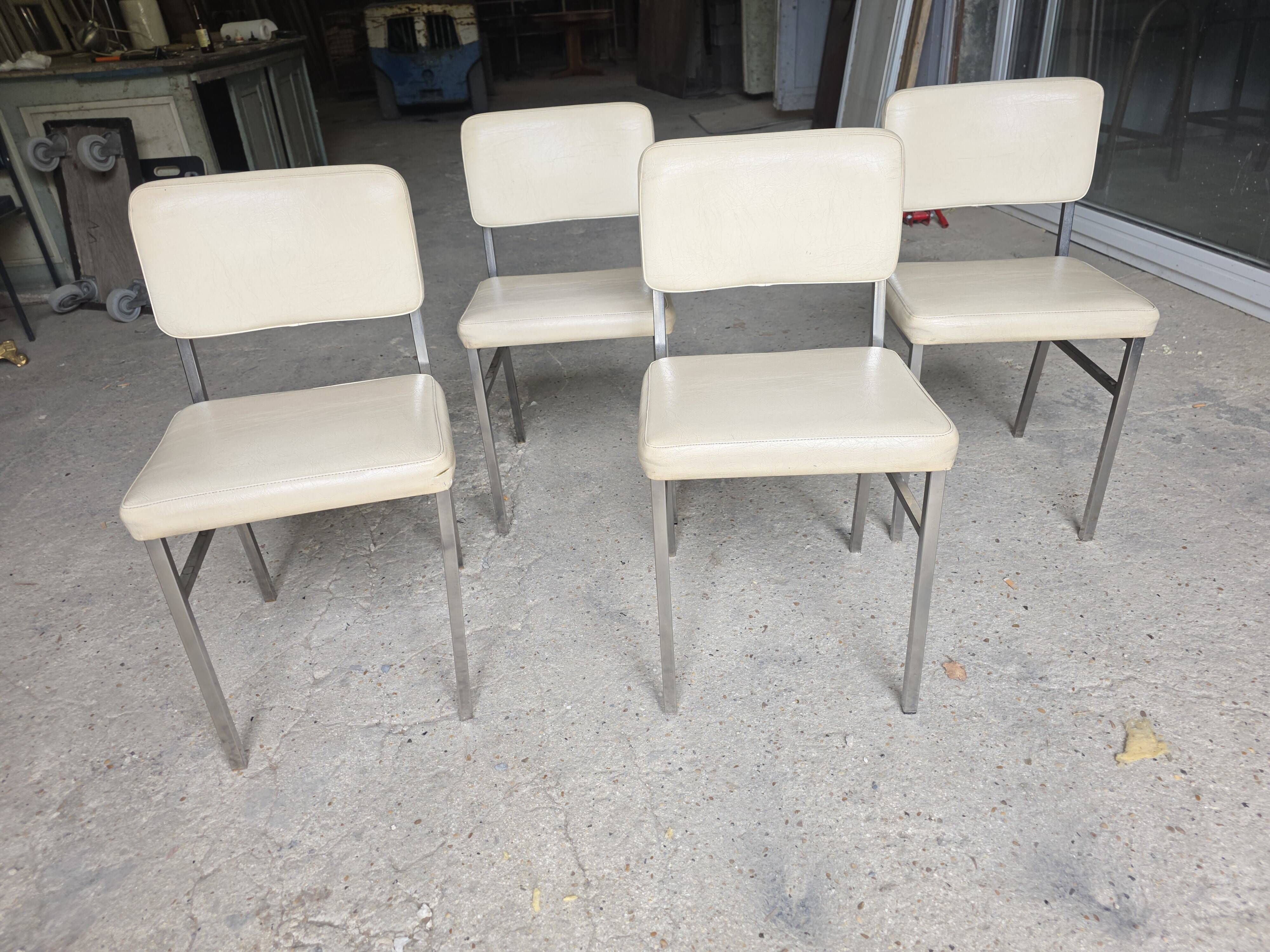 4 chrome metal chairs with faux leather from the 1970s.