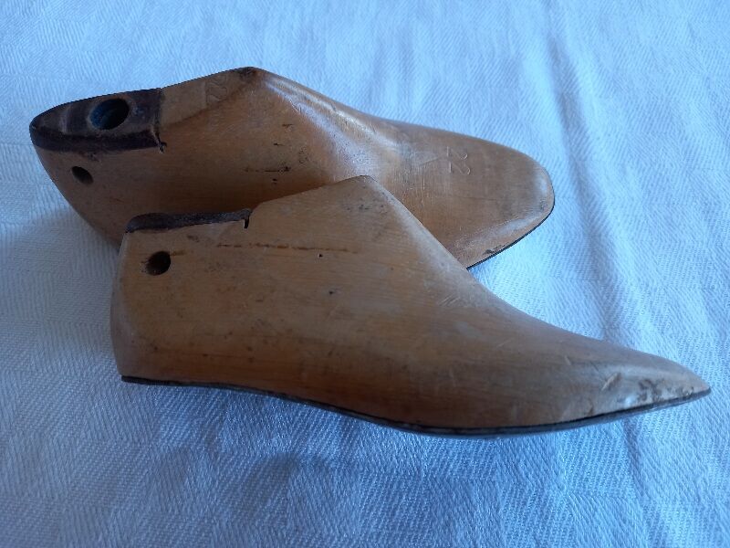 Pair of 2 children's shoe trees, handmade work, light wood, size 22
