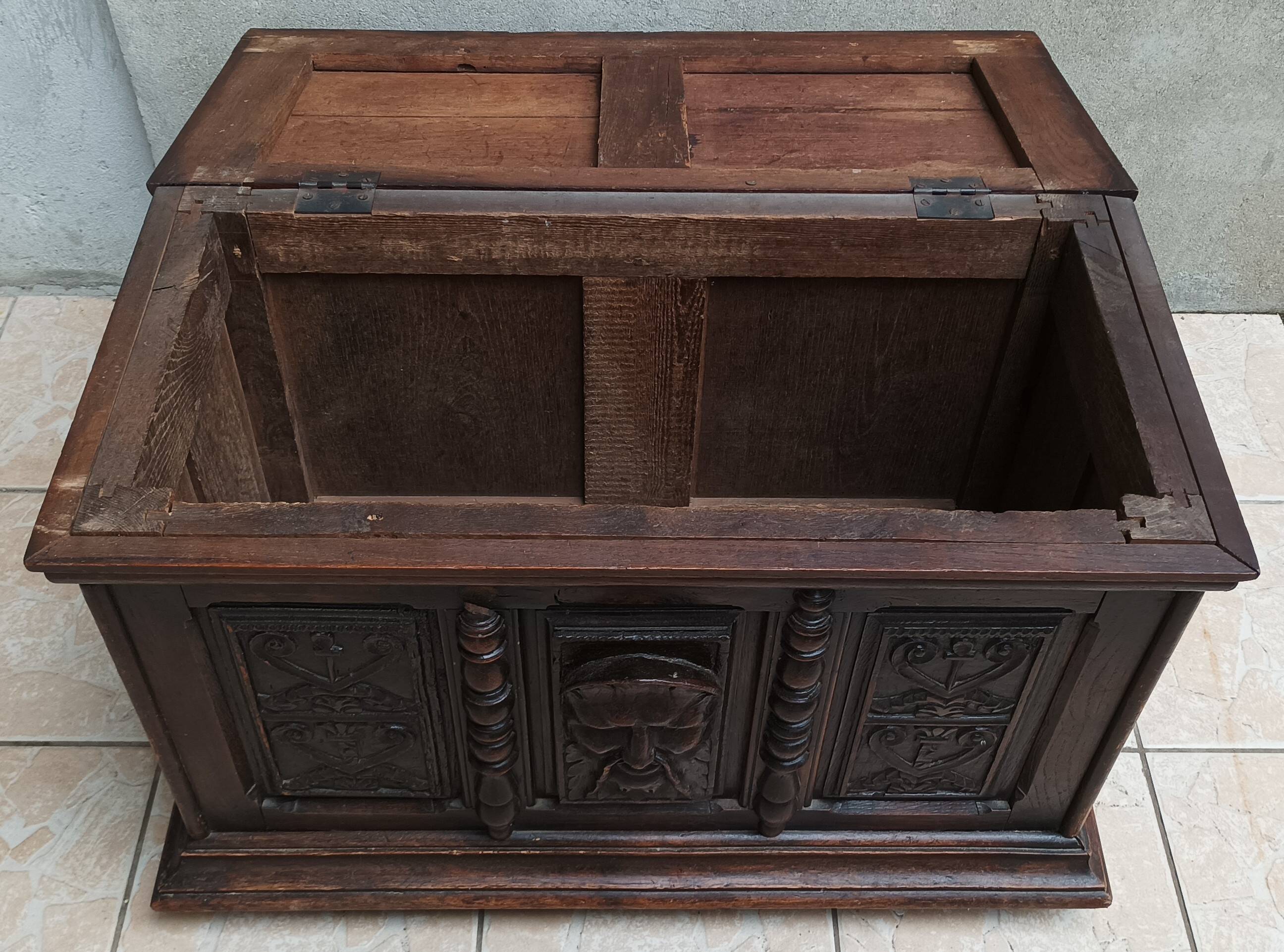 Renaissance oak chest