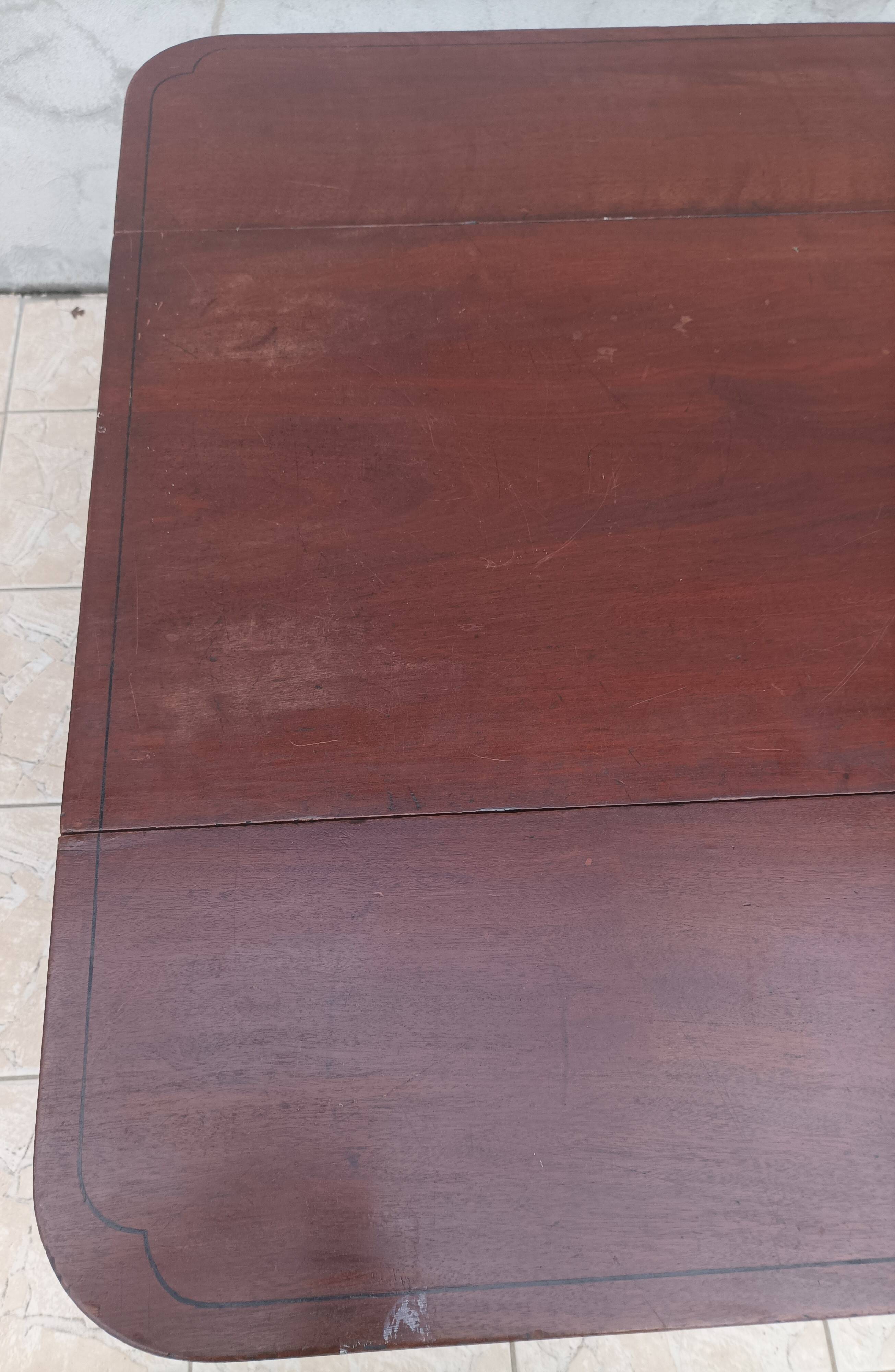 English drop-leaf table in mahogany from the 19th century.