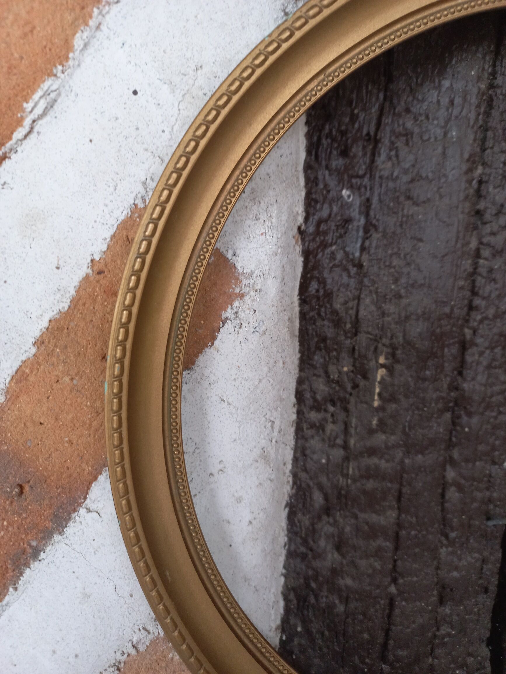 Round gilded glass frame