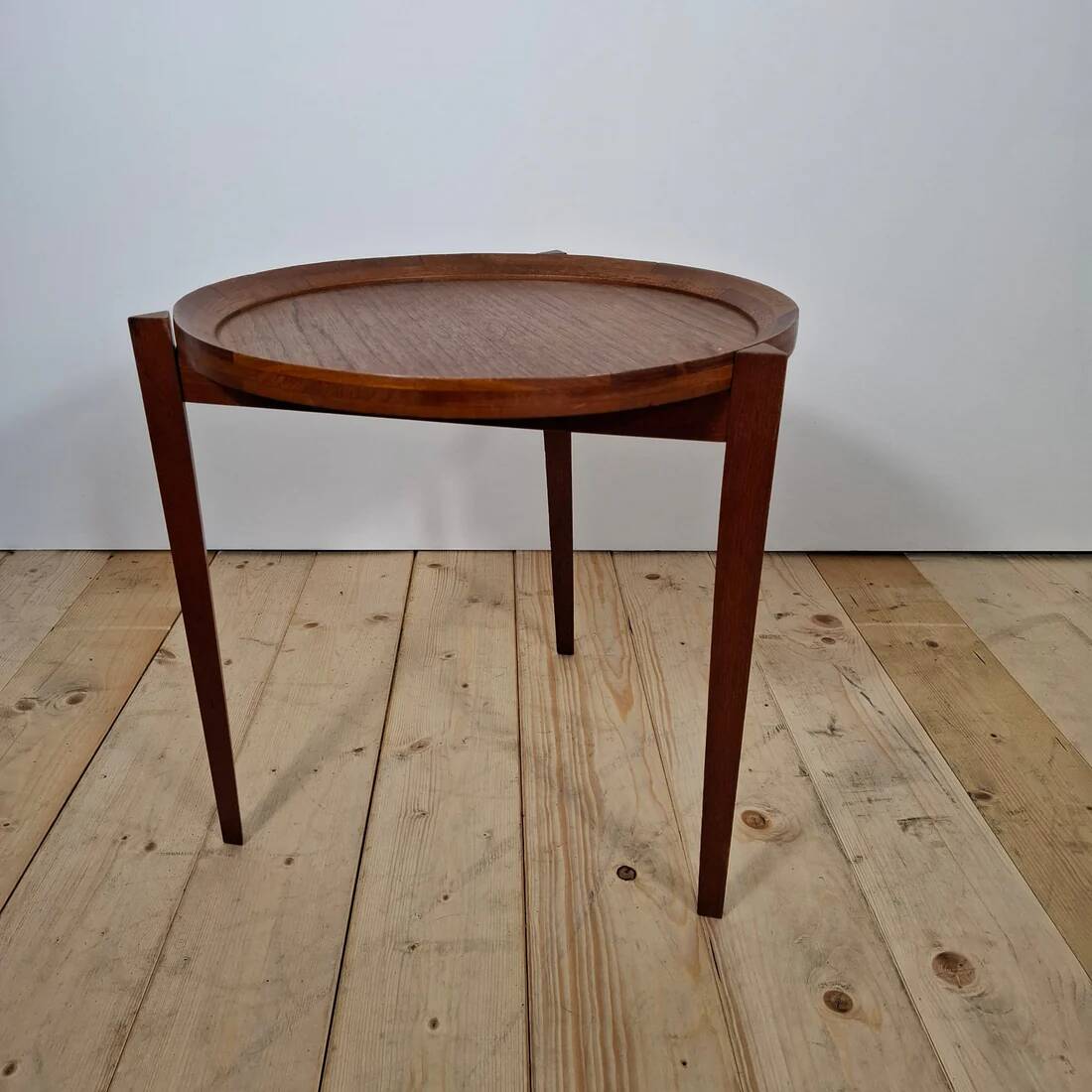 Round teak coffee table – Mid-century modern design, 1960s, Scandinavian elegance