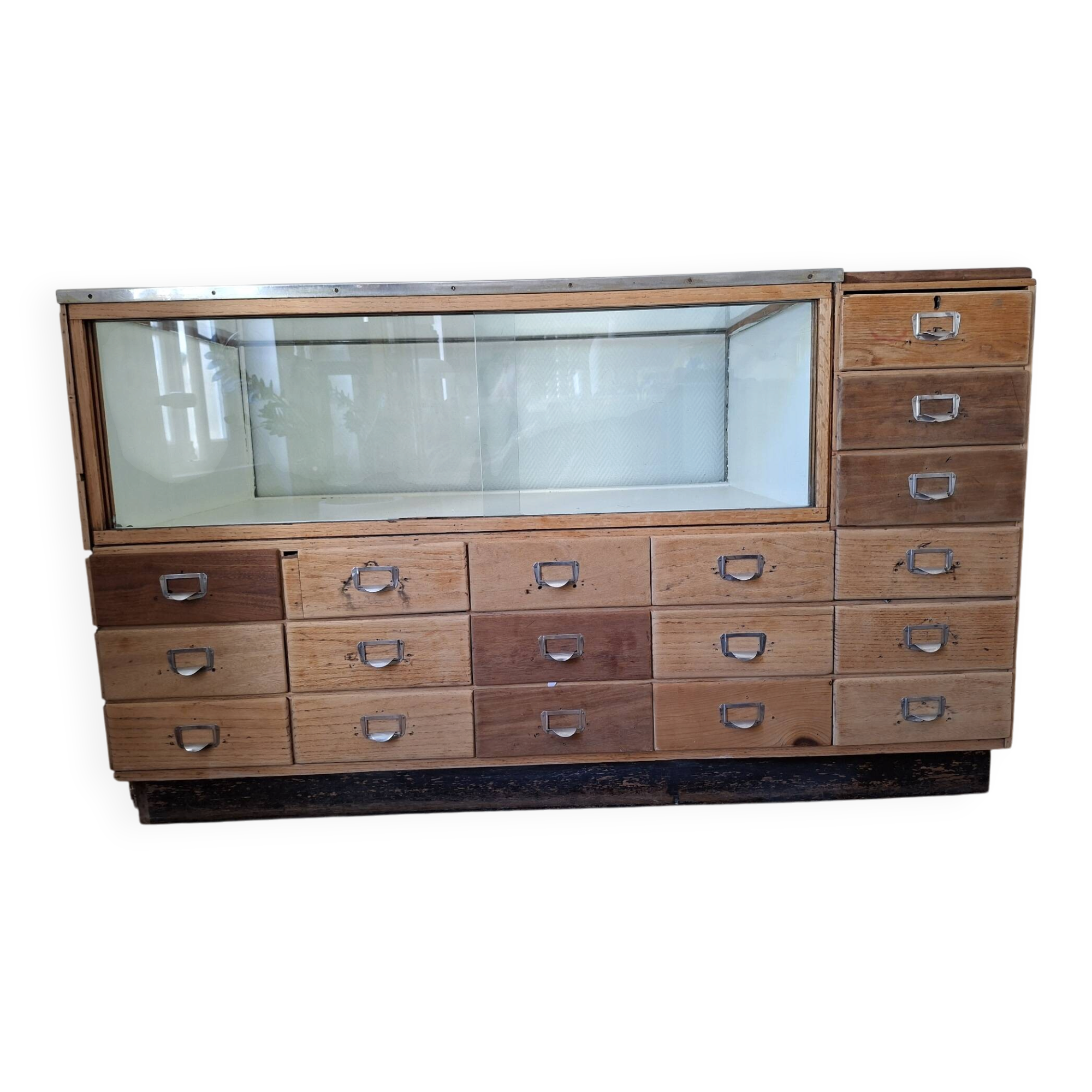 Old workshop furniture (hardware) with drawers from the early 20th century.