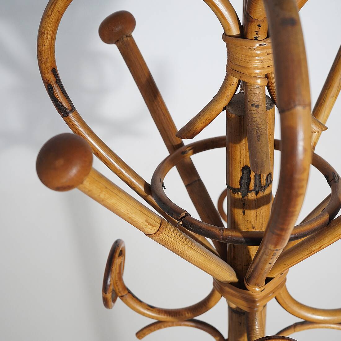 Porte-manteau sur pied en rattan et osier tressé, années 1960.
