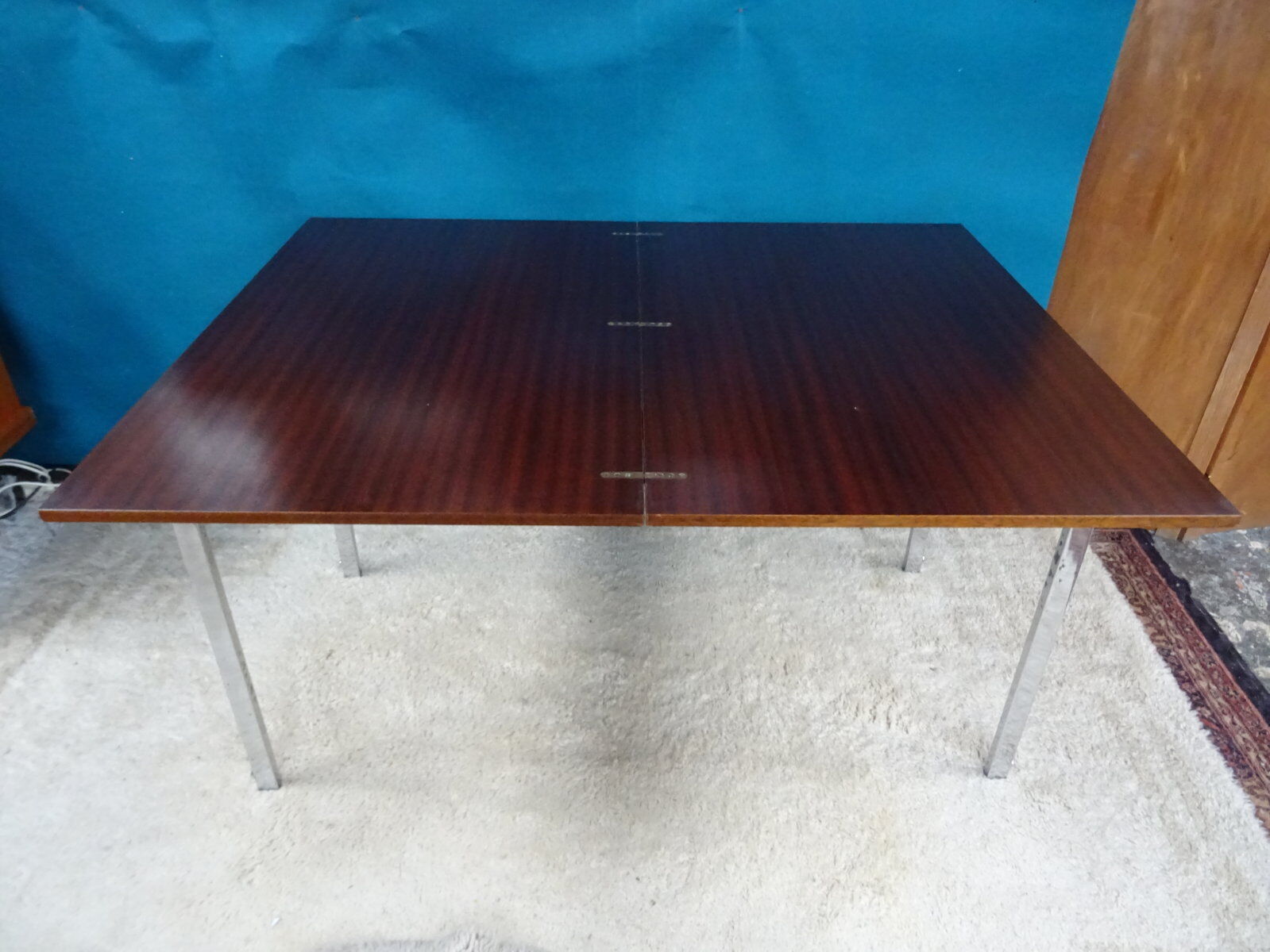 Extendable rise and fall table