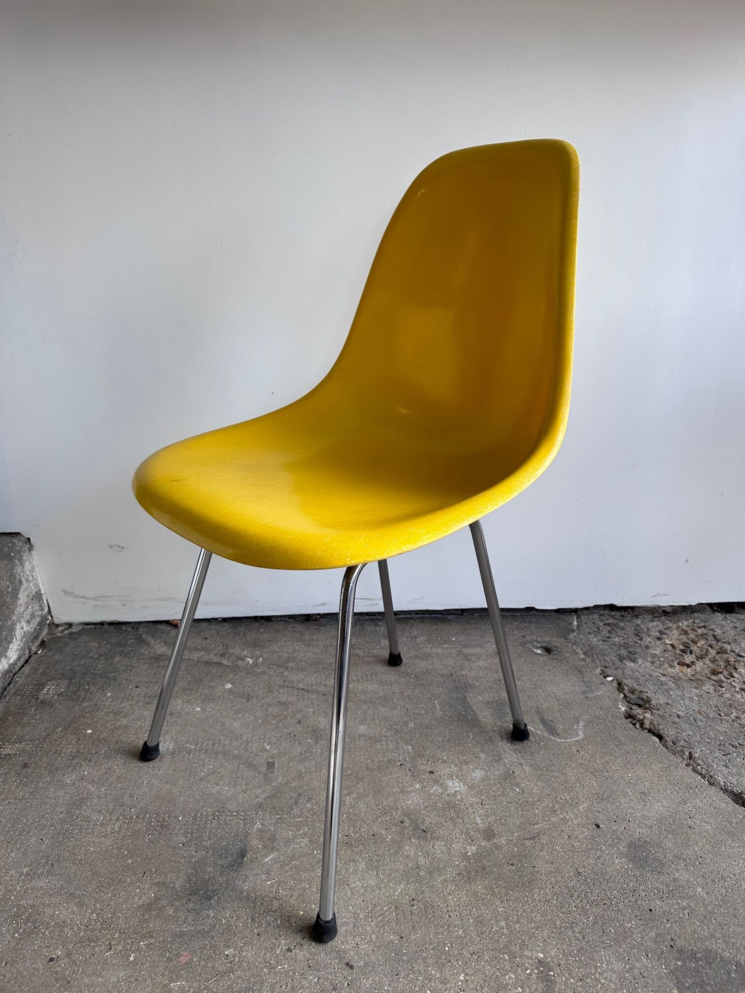 Fiberglass chairs from Ray&Charles Eames for Herman Miller