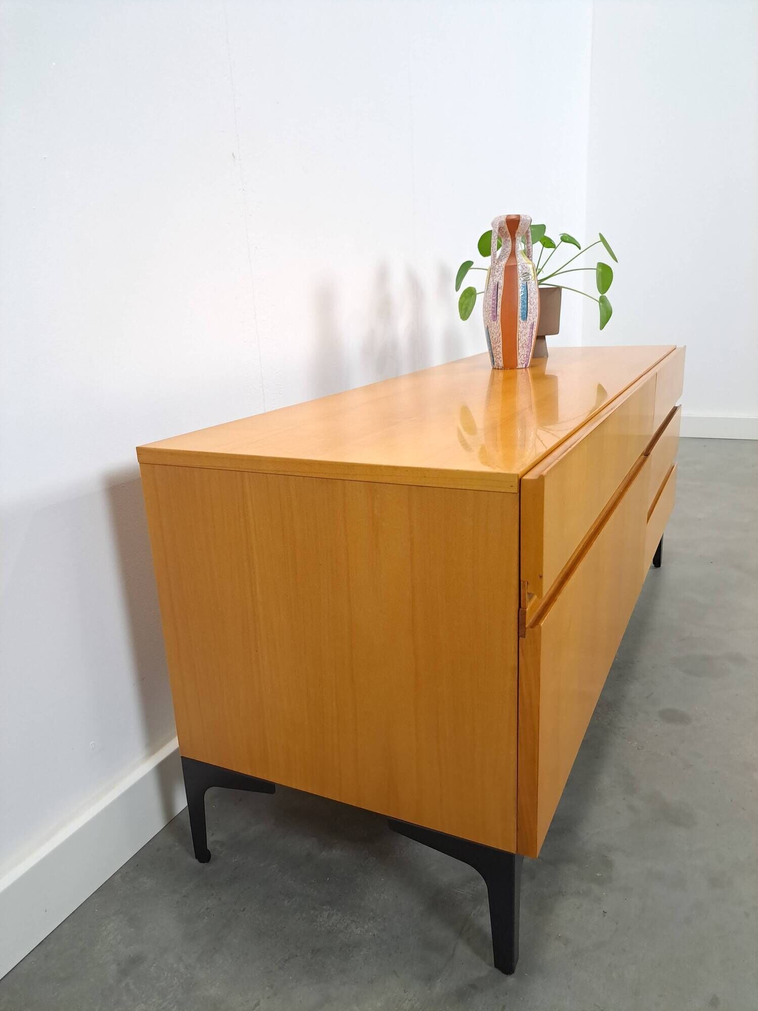 Fineer tv meubel dressoir met lades en zwart stalen poten