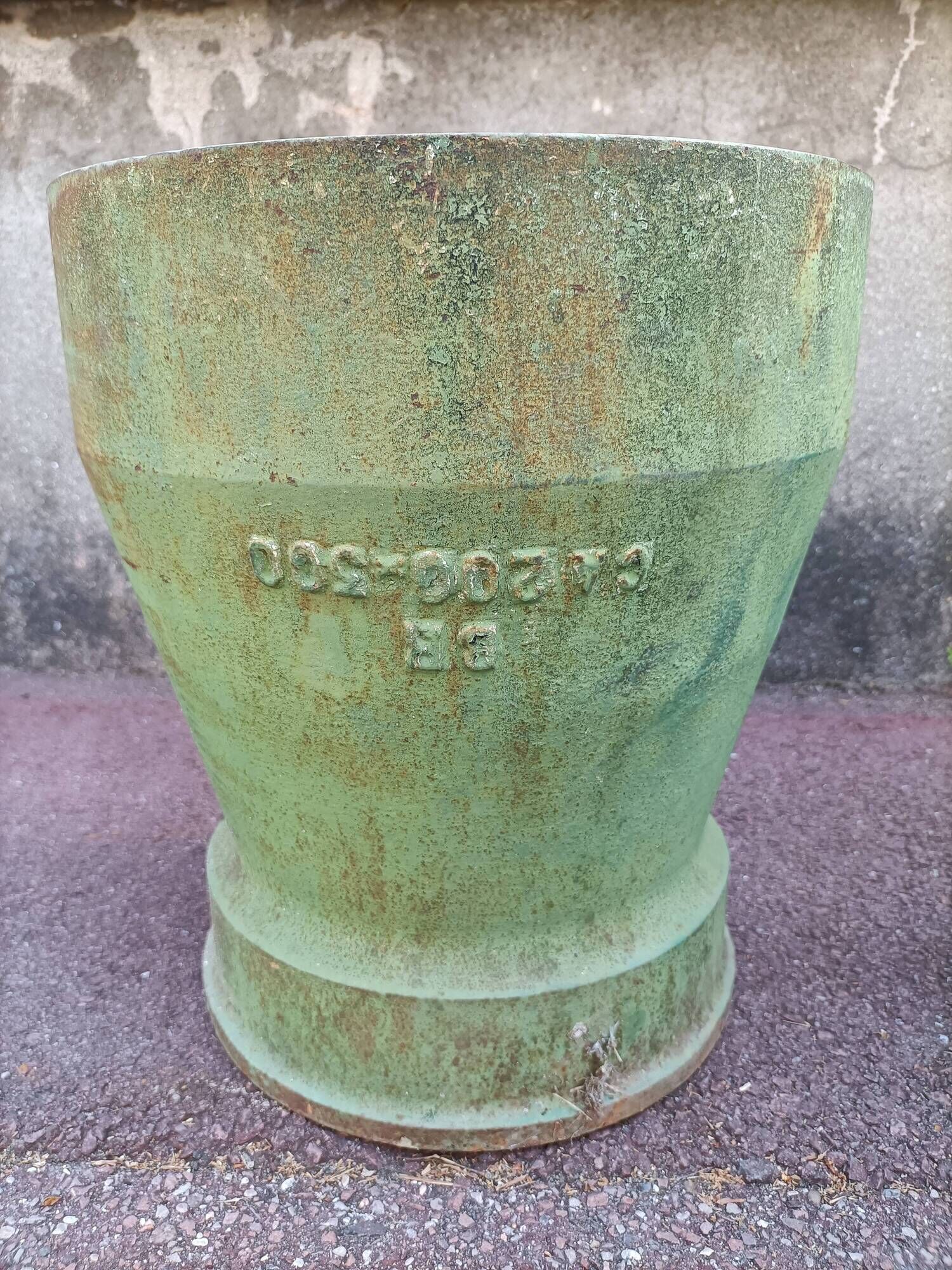 Pair of iron cast iron pots patina green patina.  1960/ 1970