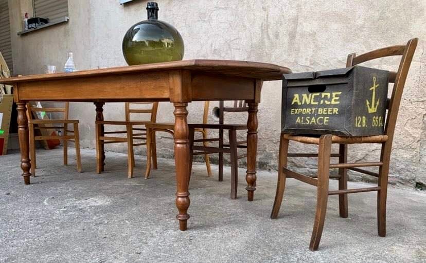 Old oval bistro table in solid wood light tint Dimensions 220 cm x 88 cm