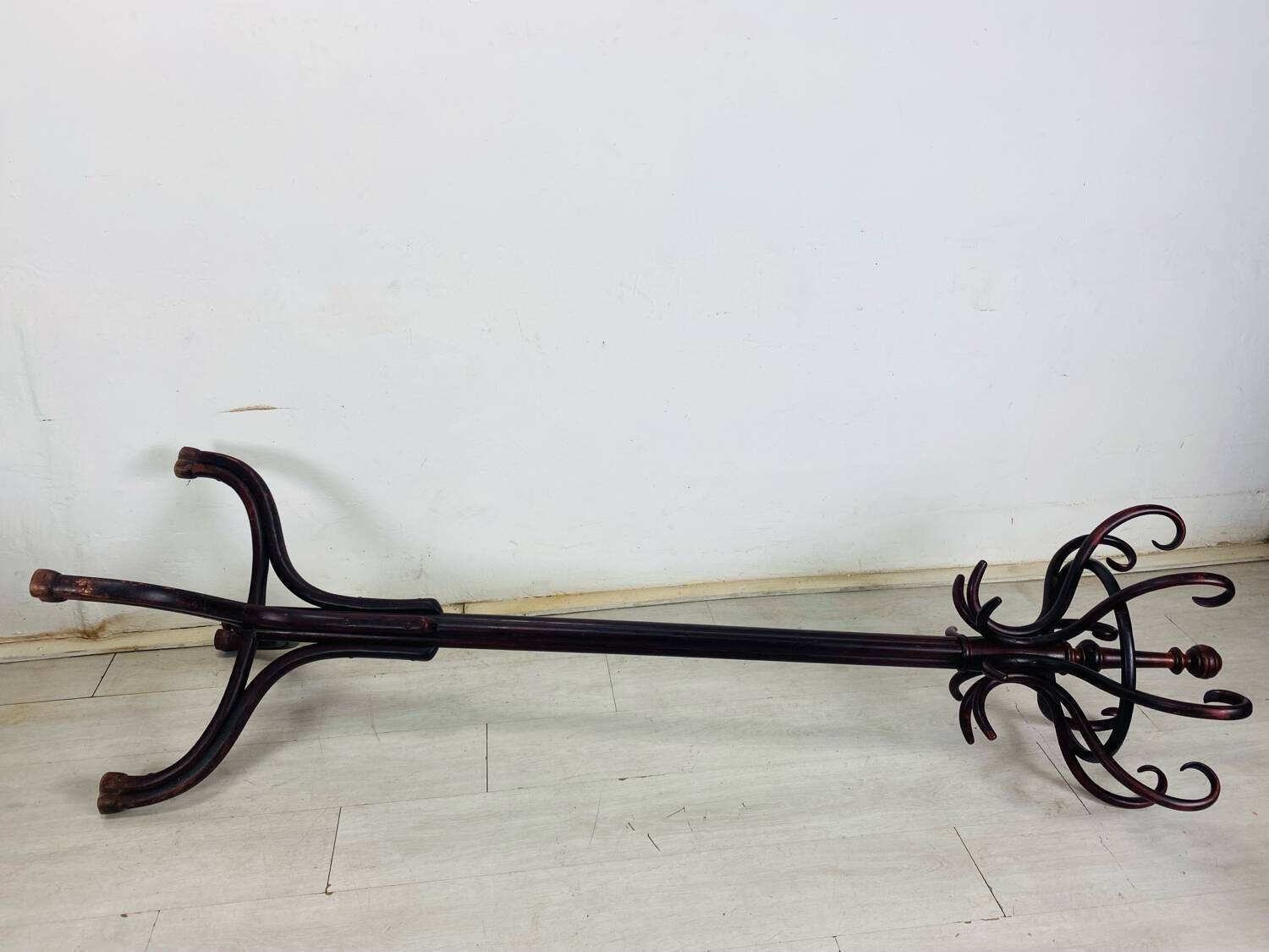 Parrot coat rack Thonet