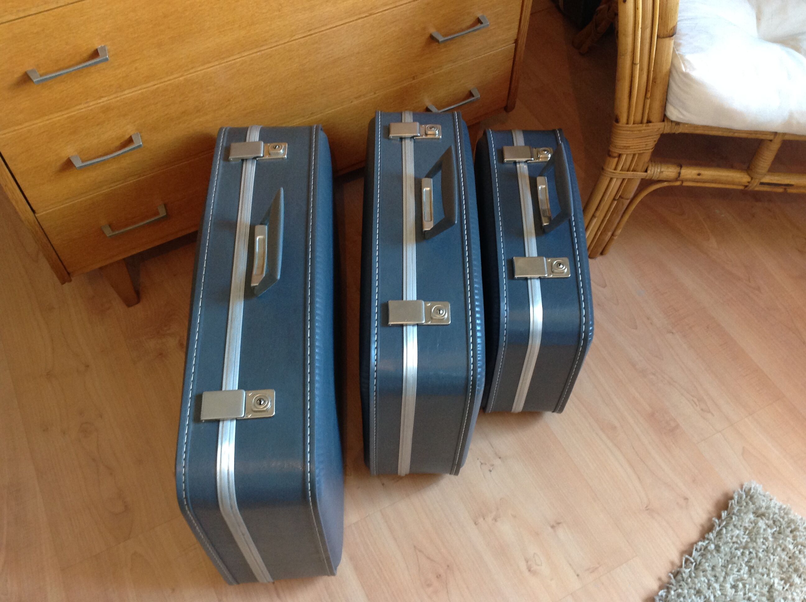 Set of three grey air hostess suitcases / vintage 60s-70s