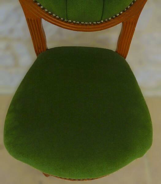 Chaise médaillon ancienne chic de style avec tissus velours vert et clous