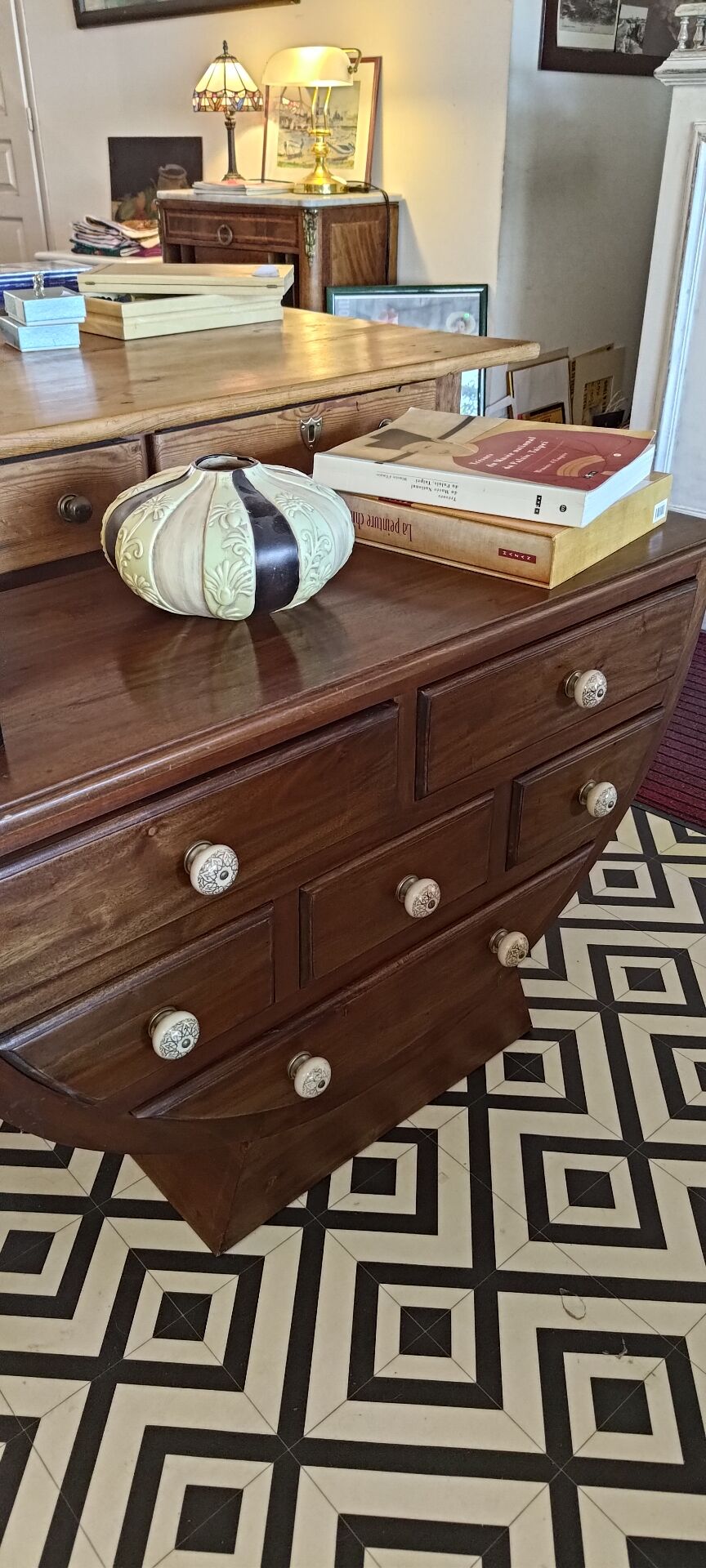 Half-moon commode