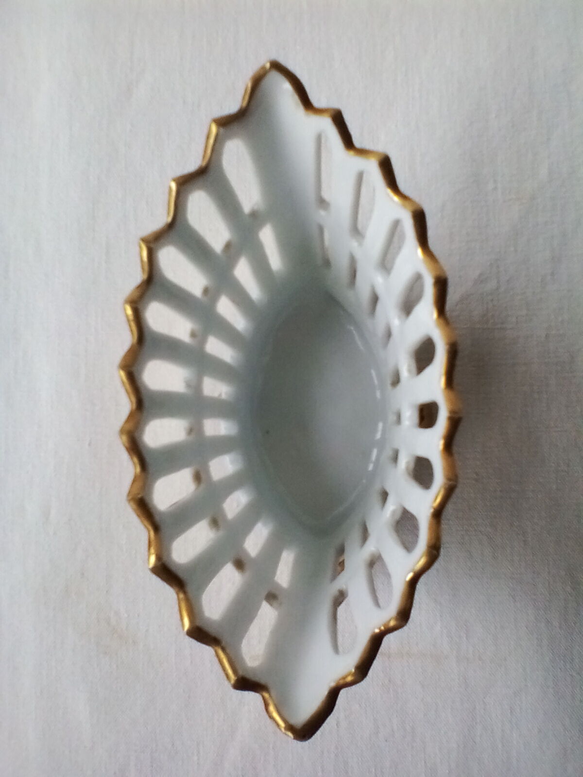 Vase de mariée style empire corbeille en faïence dorée 1868