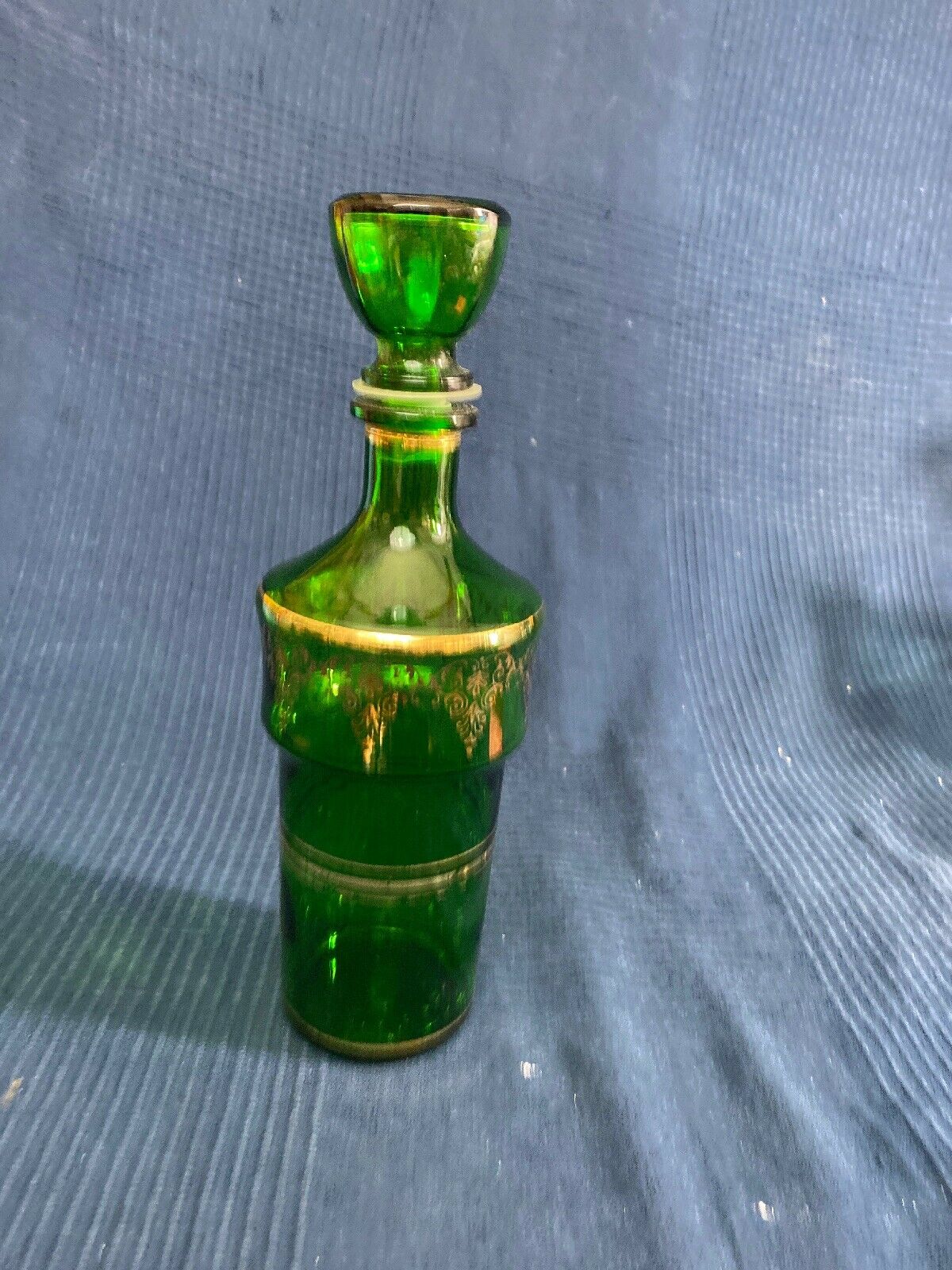 Bouteille en verre vert et dorure style Louis