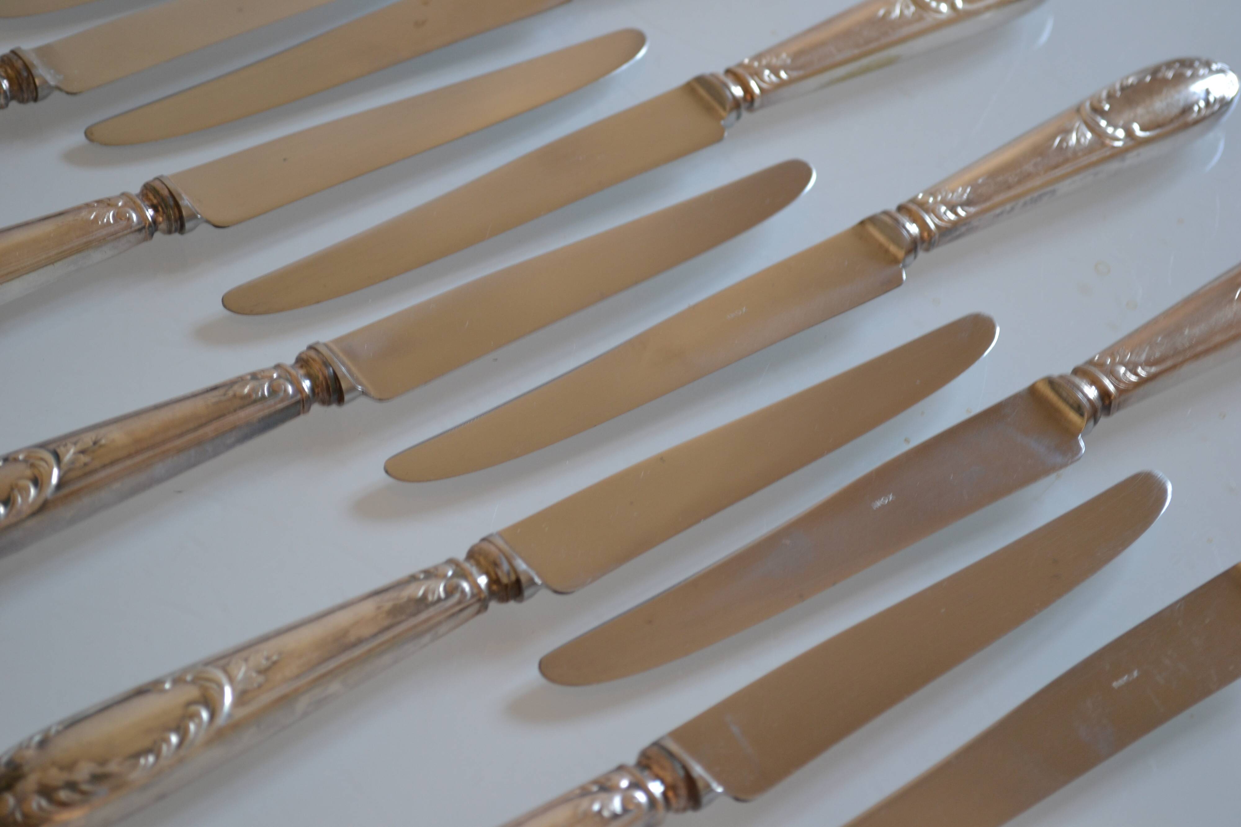 12 silver metal table knives 25.5 cm