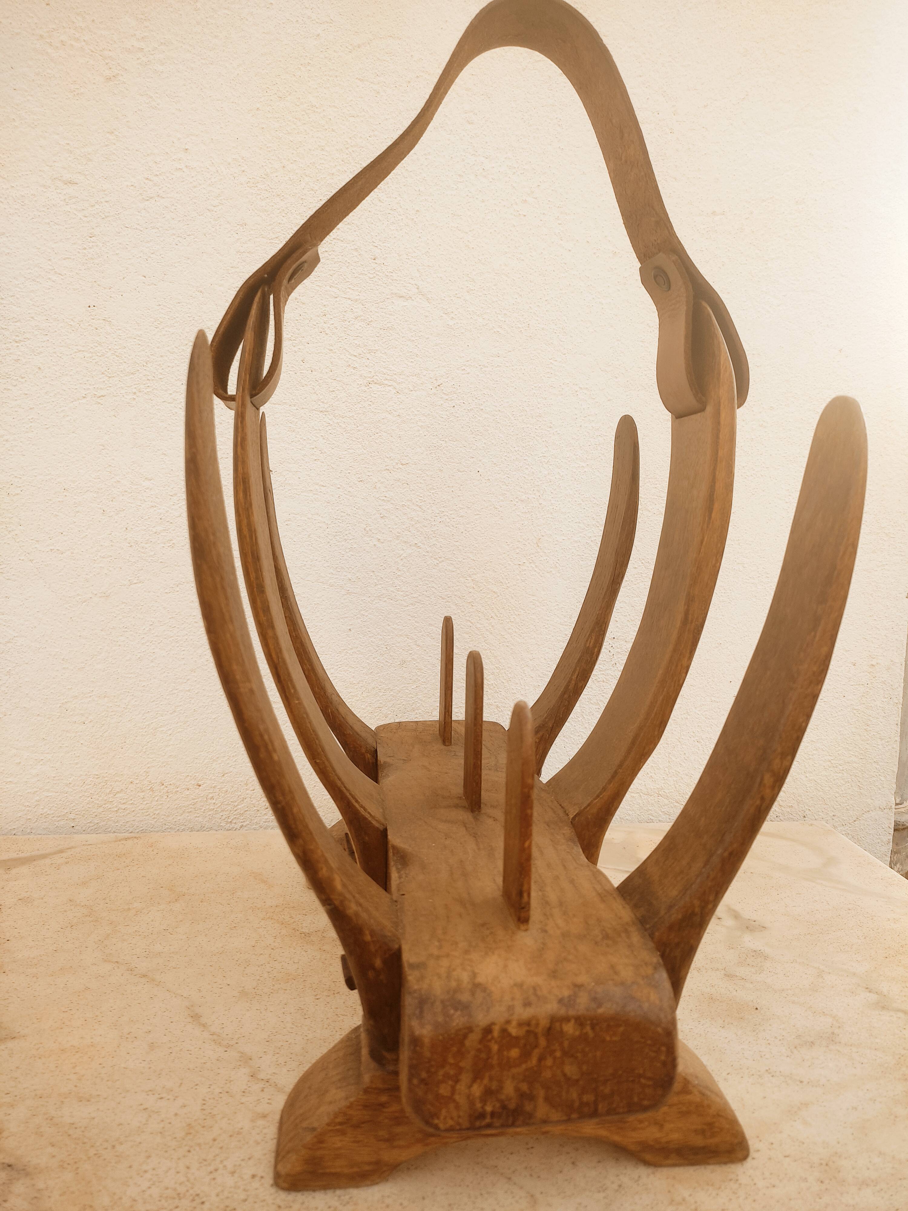 Review door organic form in wood and leather