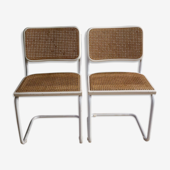 2 chaises blanches design par Marcel Breur modèle cesca B32
