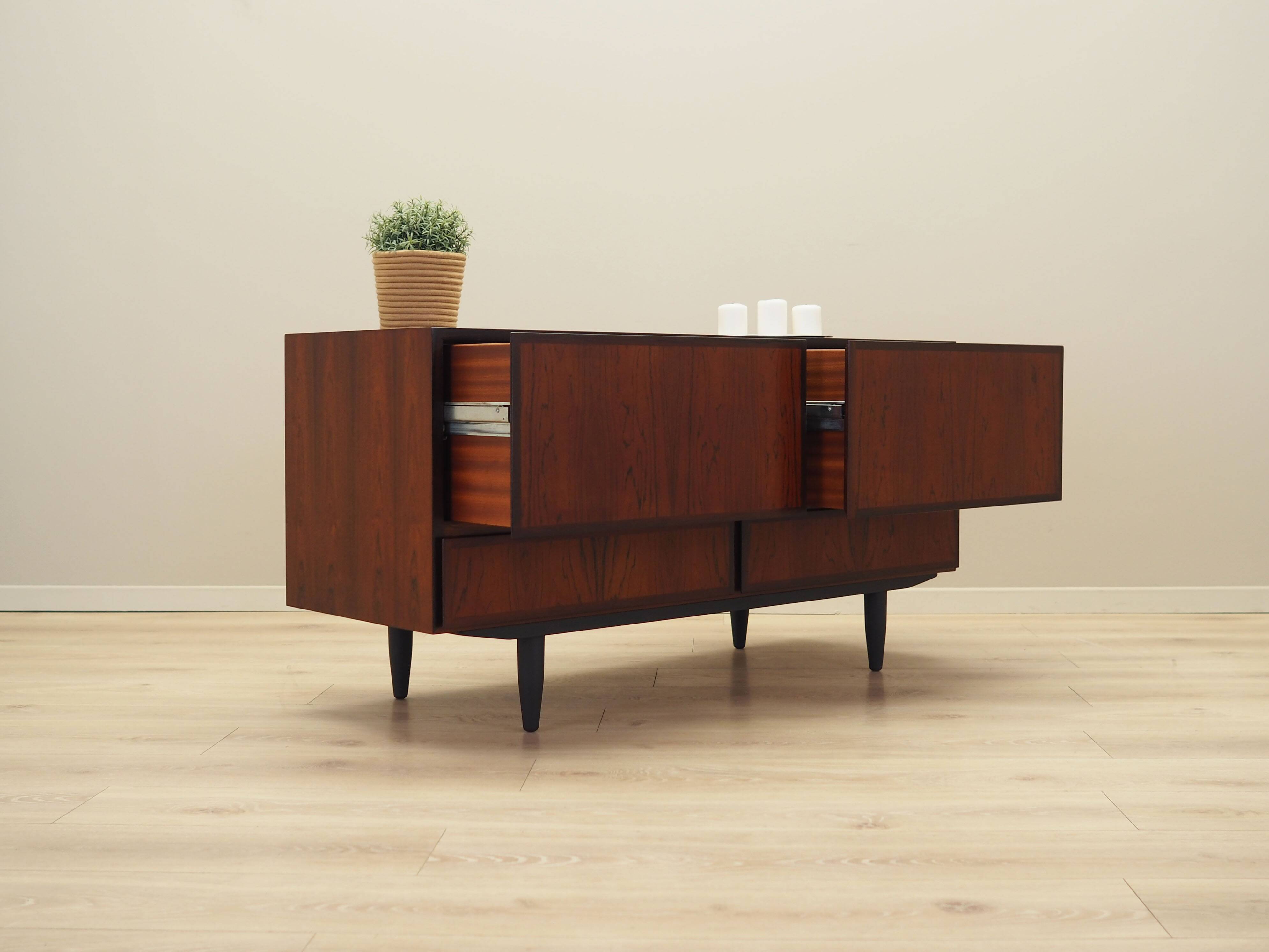 Commode en palissandre, design danois, années 1970, fabricant : Omann Jun